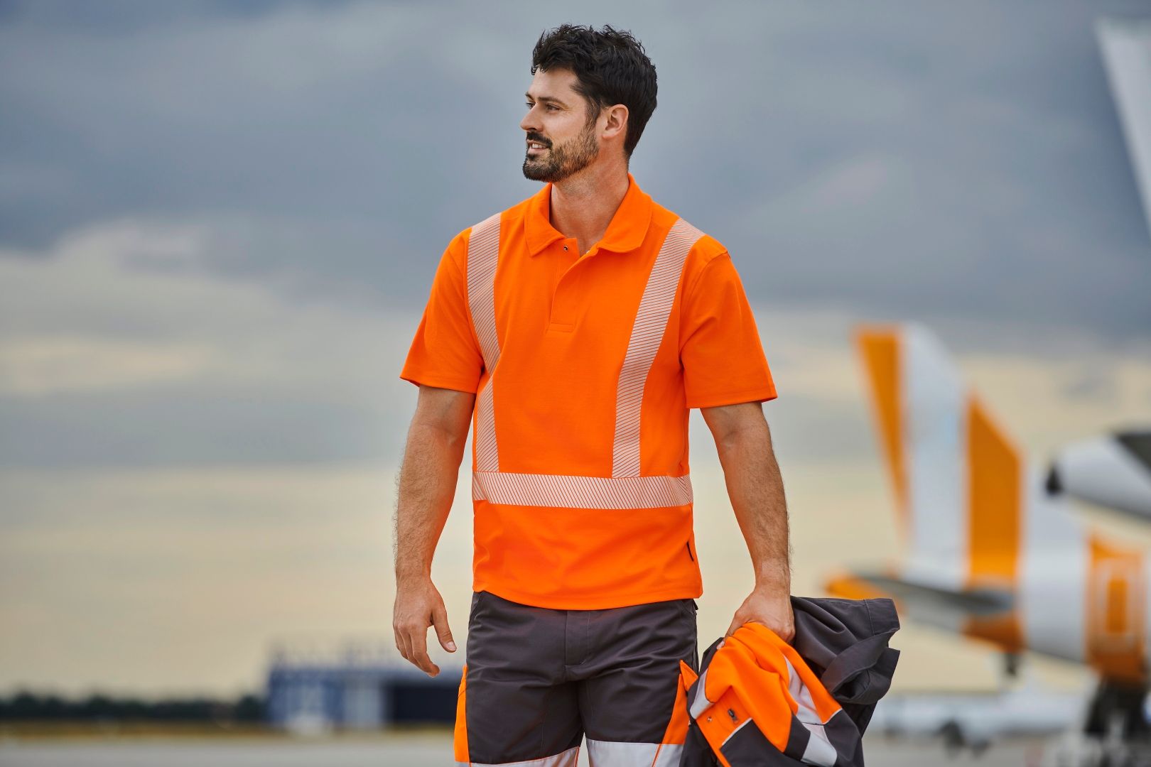 Mewa utilise l'IA lors du contrôle fonctionnel des vêtements haute visibilité. Ce procédé augmente considérablement la fiabilité des résultats.
