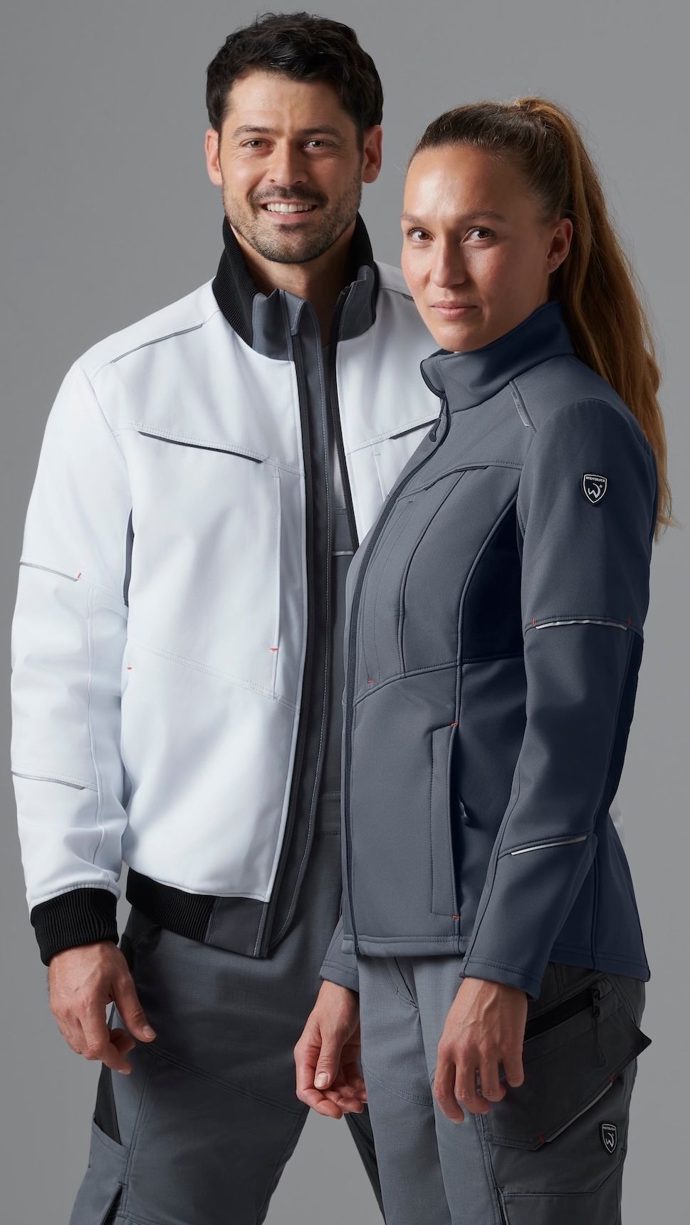 Per lui e per Lei: per la donna sono stati studiati ad hoc pantaloni con cintura e giacca softshell. (Foto: Mewa)