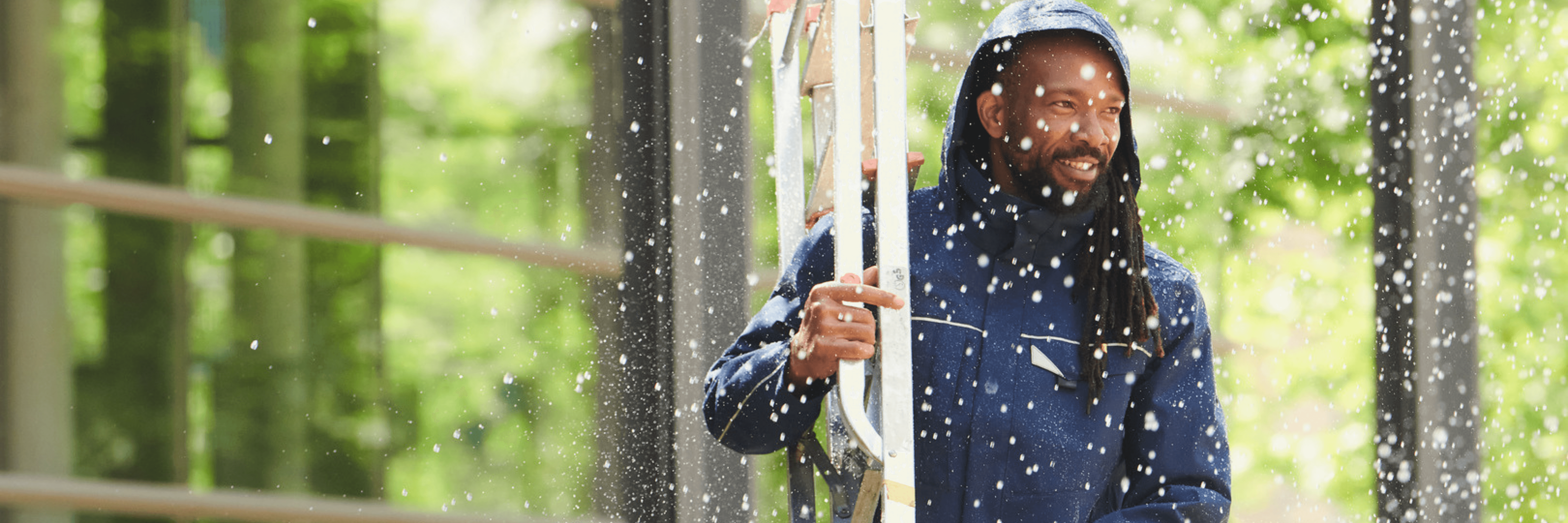 Arbeitskleidung im Frühling: Optimal angezogen trotz ständiger Wetterwechsel