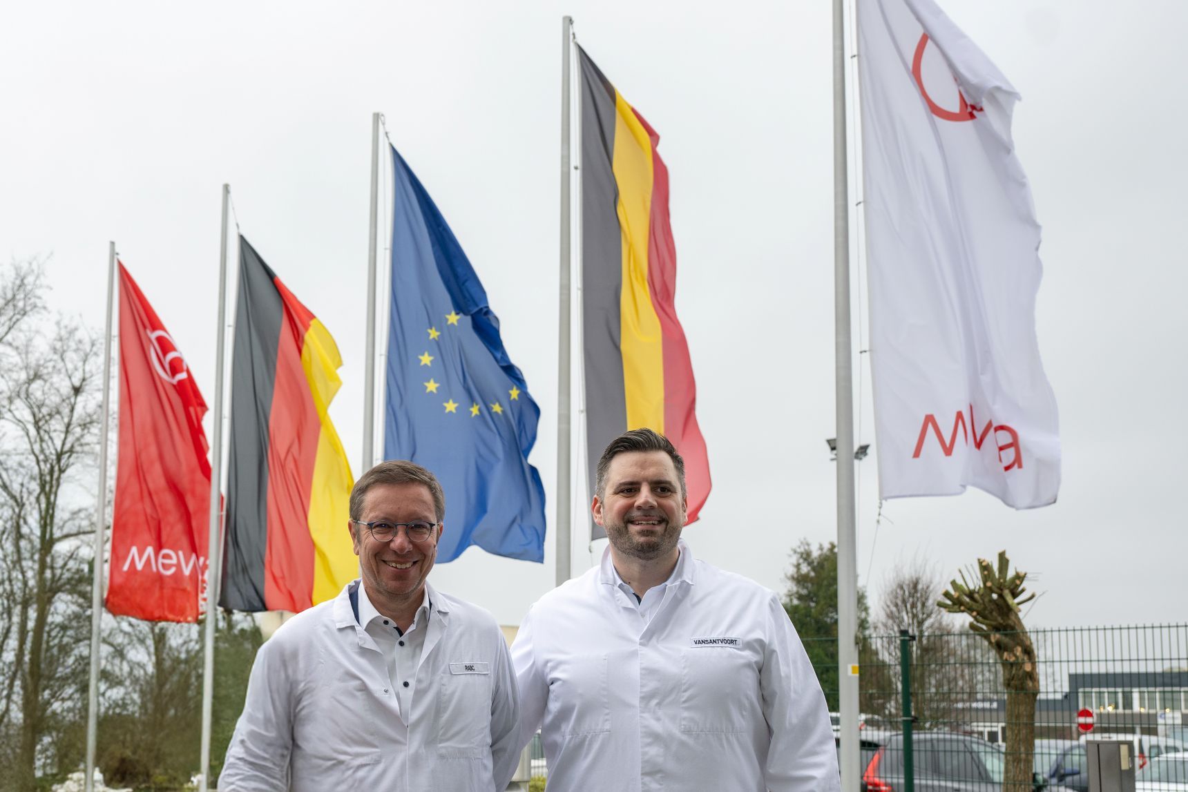 V.l.n.r.: Vicepresident en Waals minister François Desquesnes en de heer Julien Vansantvoort, commercieel directeur van Mewa Servibel, op de site van Mewa in Binche.