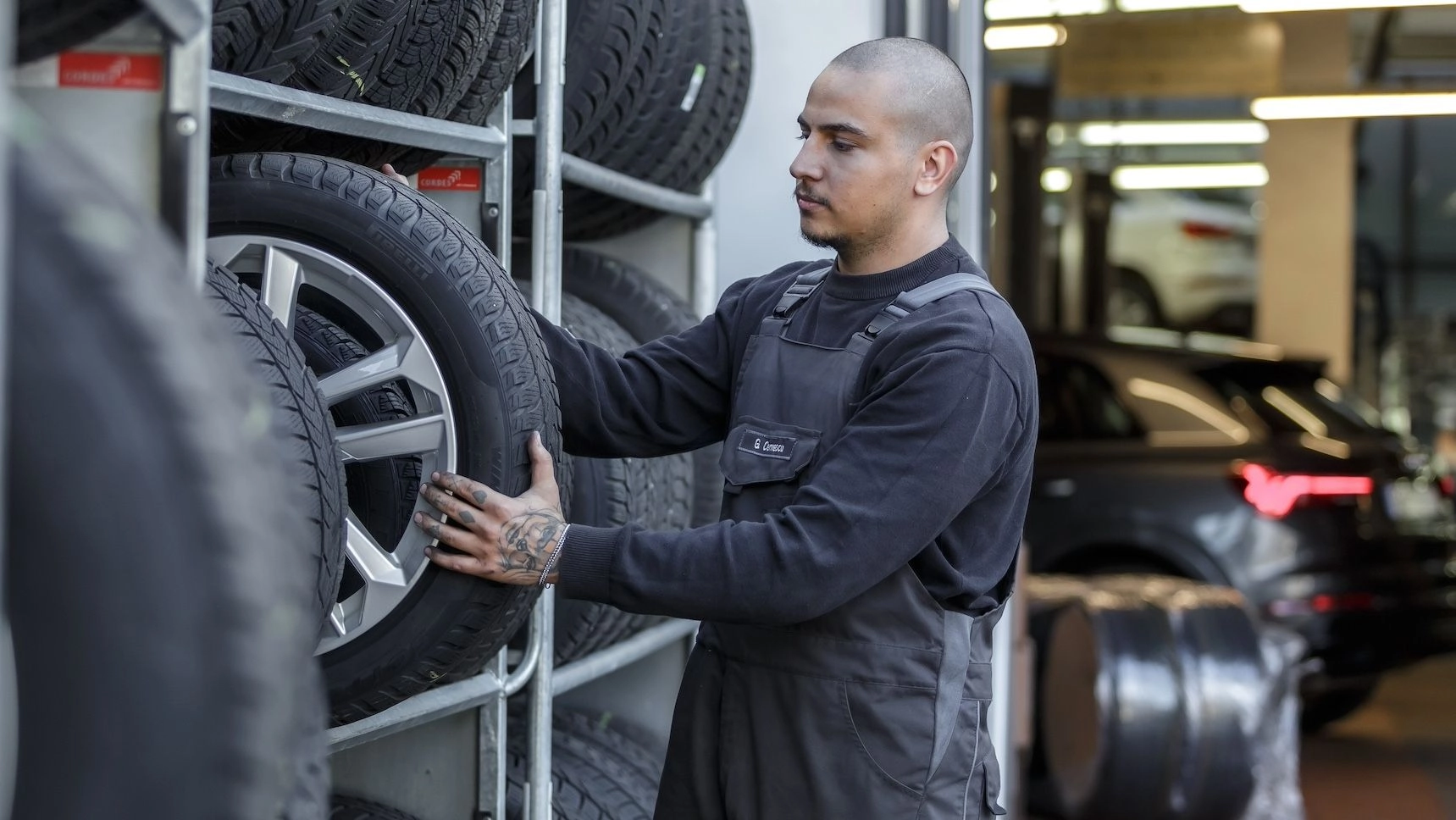 Autodealers en werkplaatsen kunnen de volledige logistieke dienstverlening voor het textiel aan Mewa overlaten.