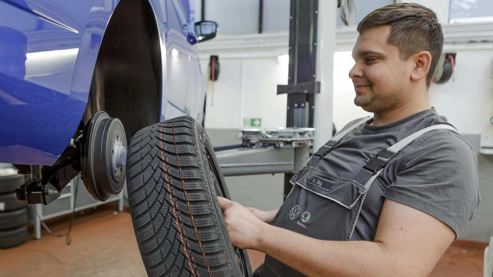 De kleding wordt op afgesproken tijdstippen opgehaald, gewassen en opnieuw aangeleverd.