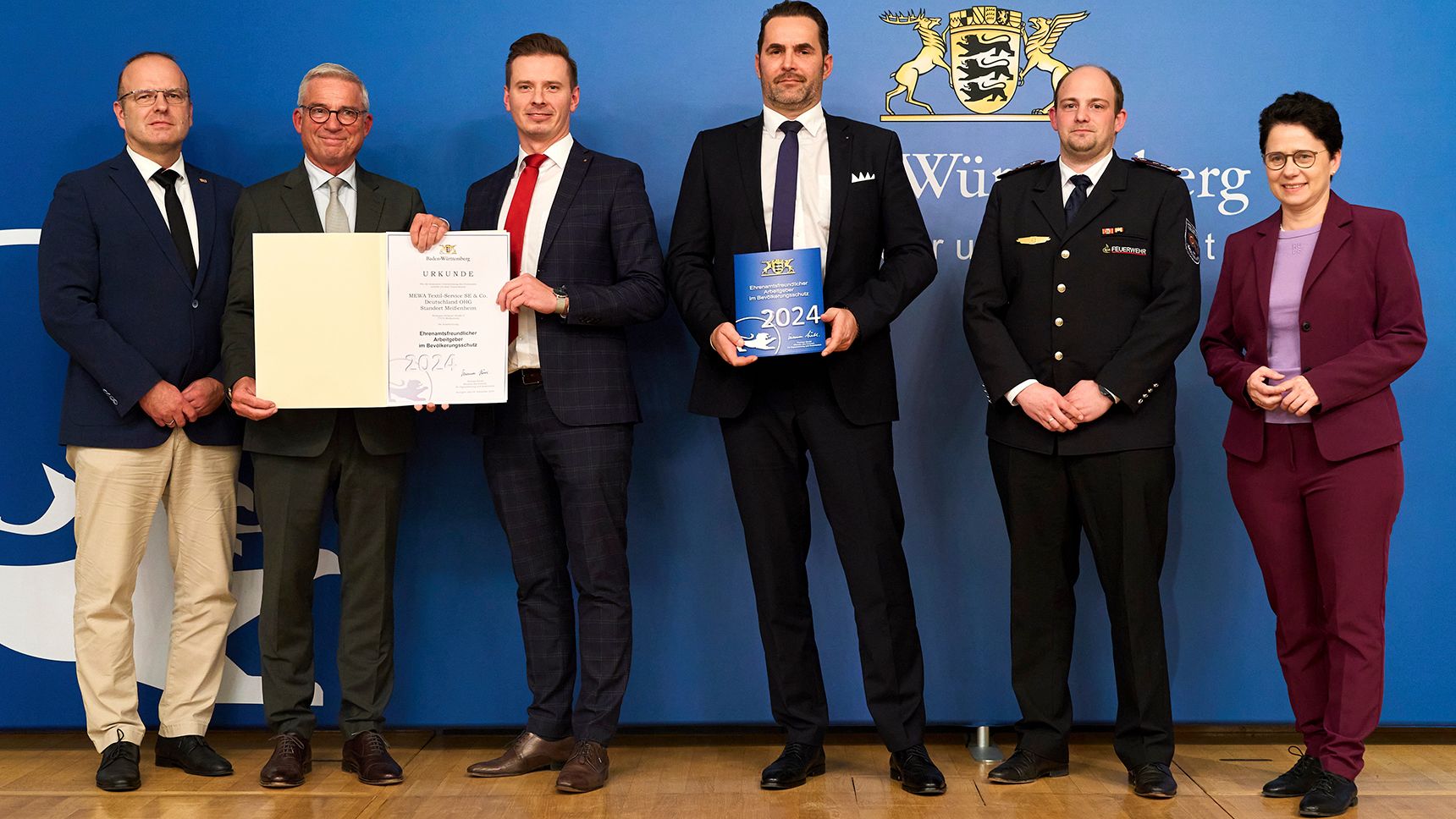 Werkleiter Anton Hardt und Standortleiter Dominik Niemeyer (3. und 4. v. l.) nahmen die Auszeichnung vom stellv. Ministerpräsidenten Baden-Württembergs Thomas Strobel (2.v.l.) entgegen.