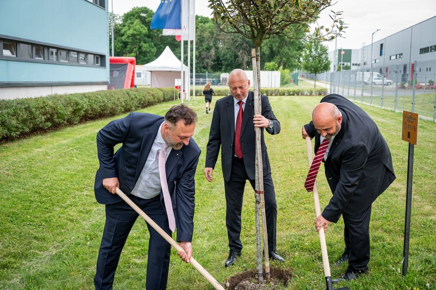 Antonína Krejčího, jednatele společnosti Mewa v České republice (vlevo), při slavnostním sázení stromů aktivně podpořili George Lazar, Managing Director International, a Marek Dlouhý, obchodní ředitel společnosti Mewa v České republice.