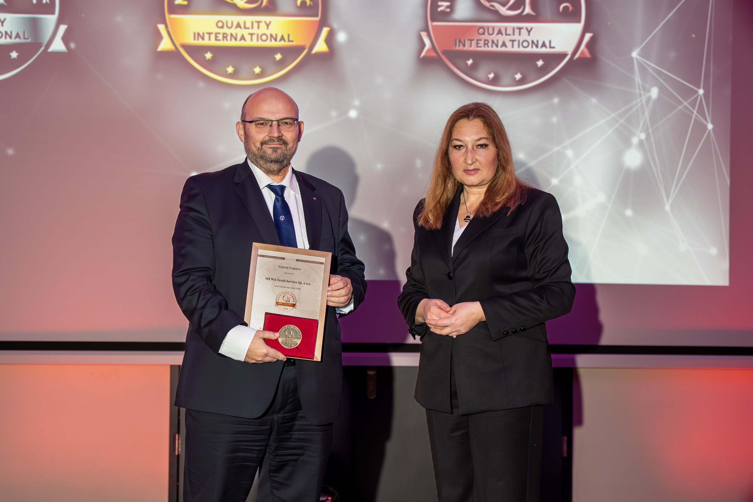 Piotr Borowczyk, dyrektor zarządzający MEWA Textil-Service Sp. z o.o., odbiera wyróżnienie z rąk Anny Biszkowieckiej, redaktor naczelnej Forum Biznesu, podczas Gali Finałowej Europejskiego Forum Biznesu (zdjęcie: Forum Biznesu).