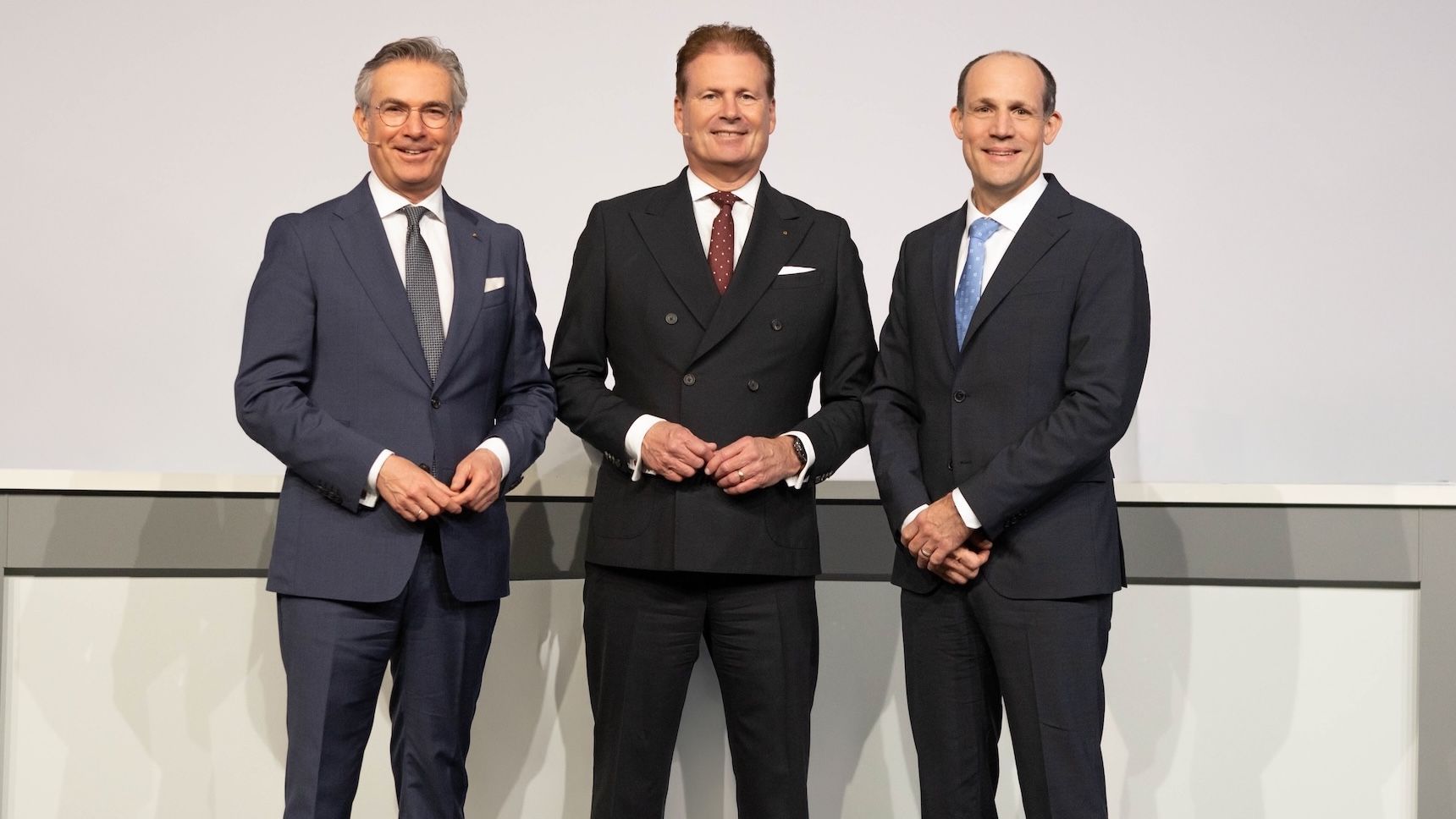 Björn Scheel (à droite) renforce l’equipe dirigeante du groupe Mewa en tant que COO, aux côtés de Bernhard Niklewitz (CEO/CFO, au centre) et de Michael Kümpfel (CCO, à gauche).