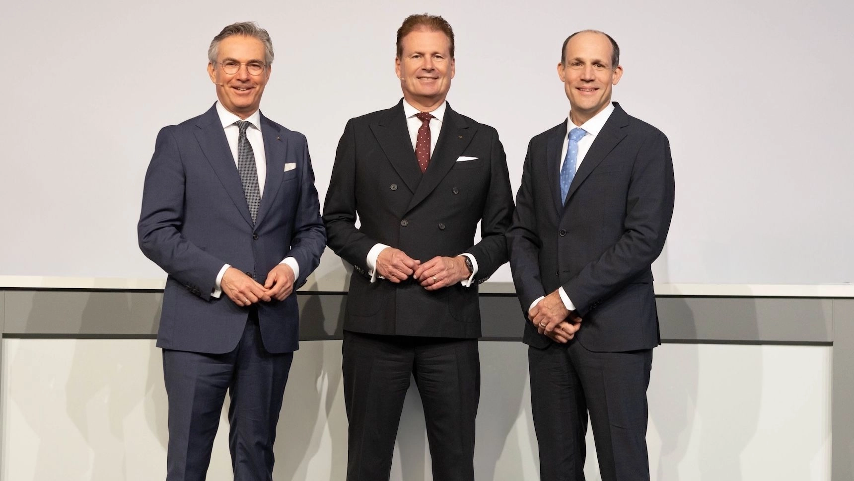 Björn Scheel (à droite) renforce l’equipe dirigeante du groupe Mewa en tant que COO, aux côtés de Bernhard Niklewitz (CEO/CFO, au centre) et de Michael Kümpfel (CCO, à gauche).
