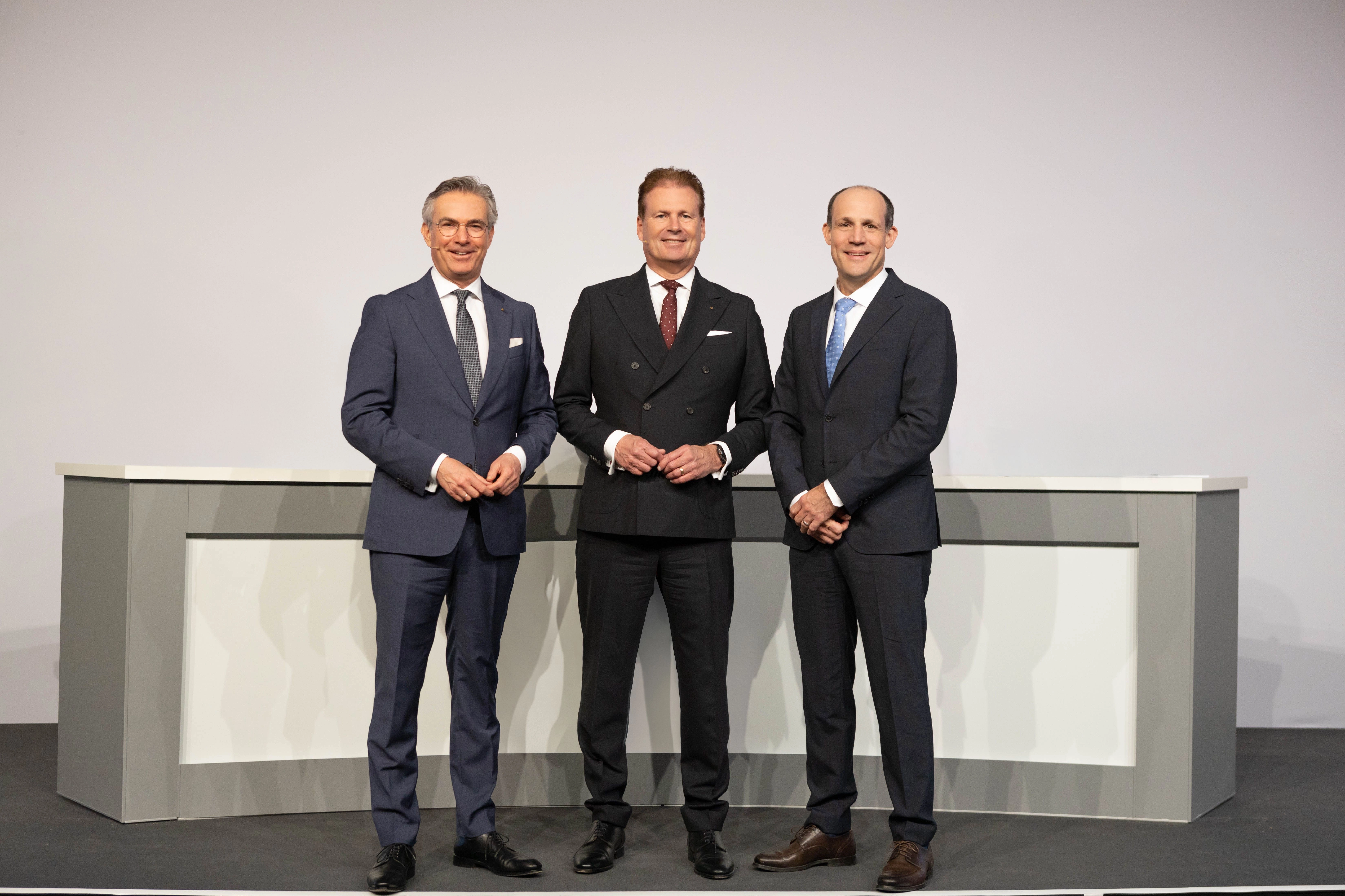 Din februarie, Björn Scheel (dreapta) s-a alăturat consiliului de administrație al Mewa Group în calitate de COO, alături de Bernhard Niklewitz (CEO / CFO, centru) și Michael Kümpfel (CCO, stânga). (Foto: Mewa)