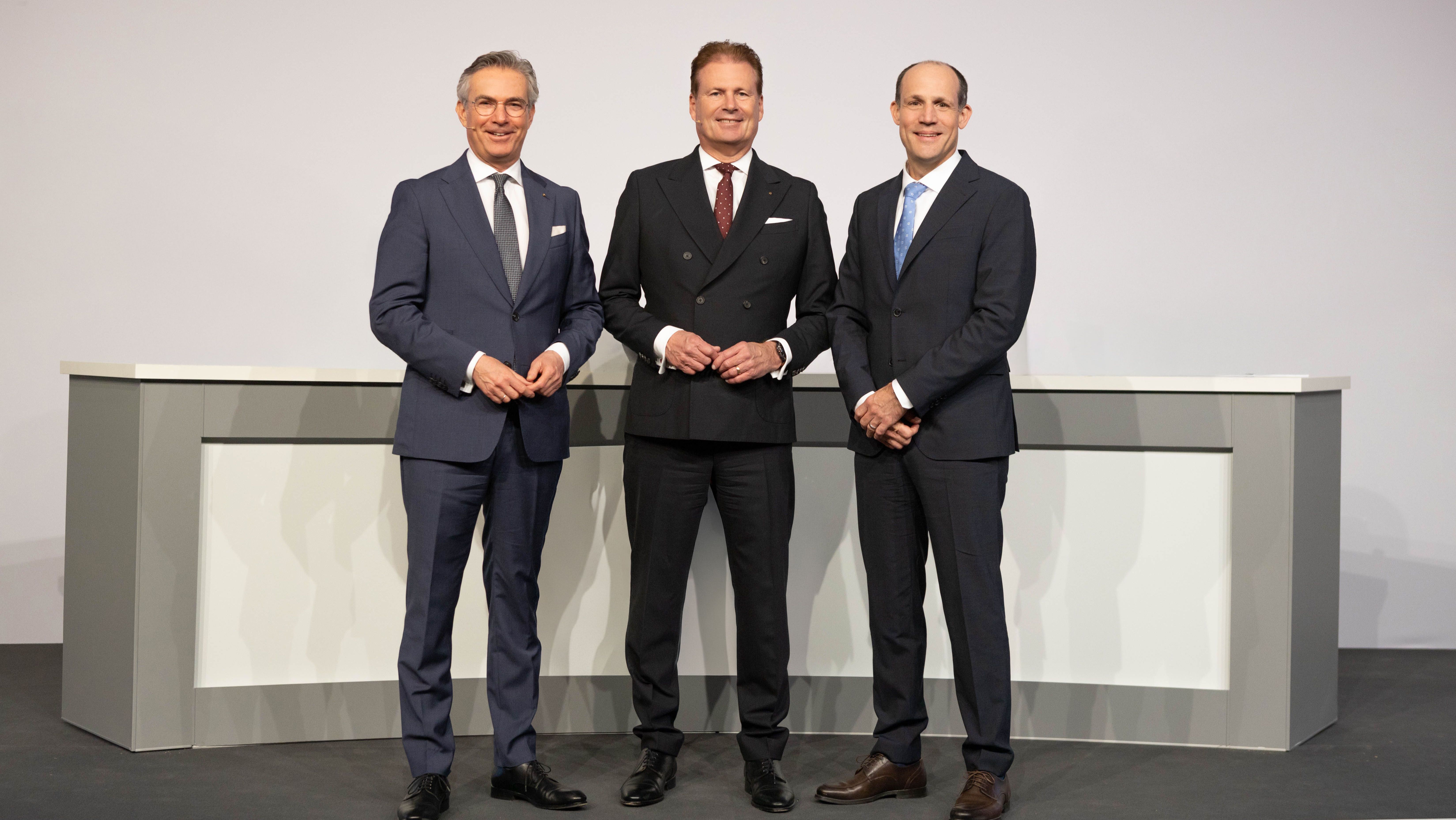 Björn Scheel (à droite) renforce l'organe de direction du groupe d'entreprises Mewa en tant que COO, aux côtés de Bernhard Niklewitz (CEO/CFO, au centre) et Michael Kümpfel (CCO, à gauche). 