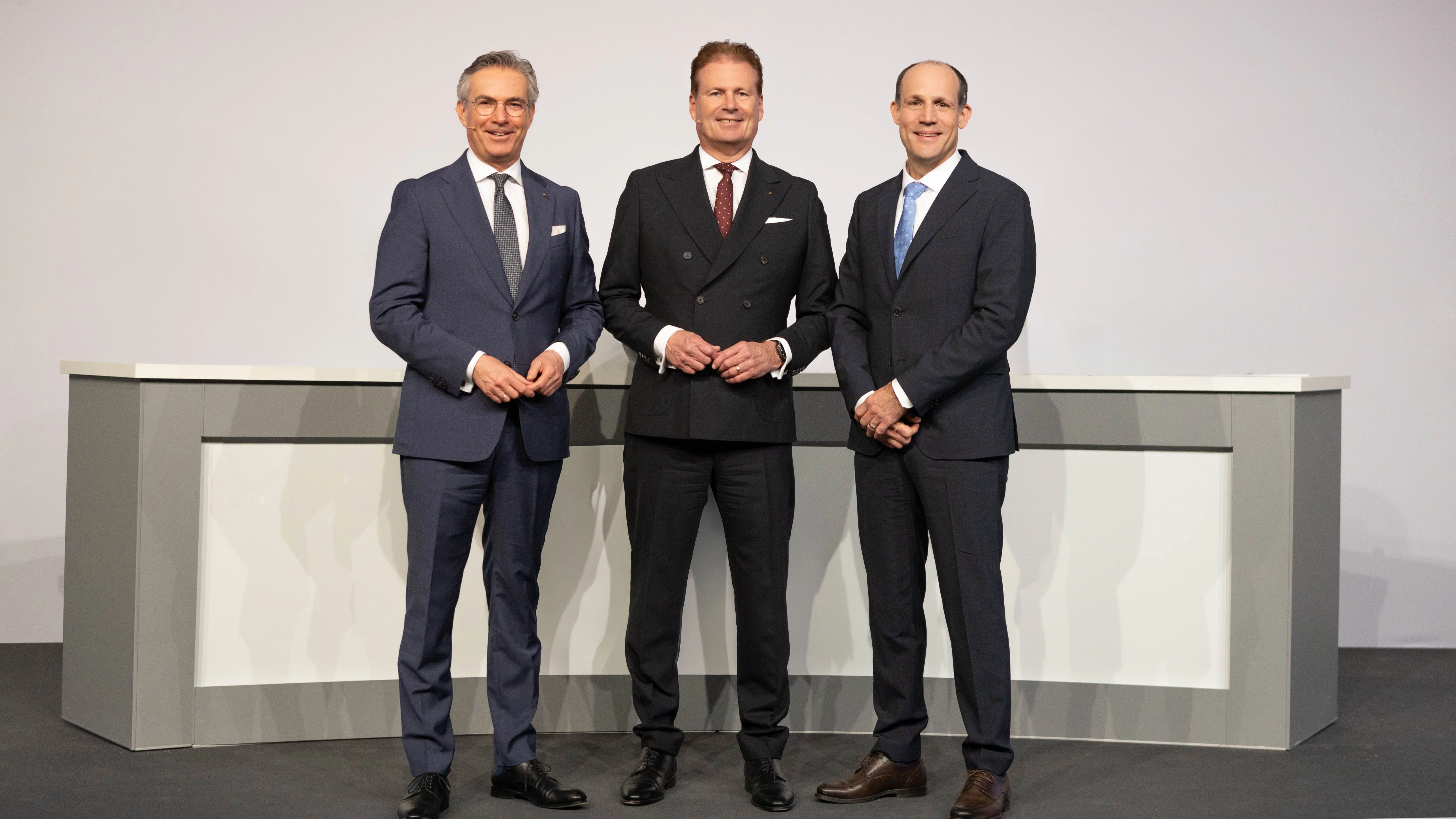 Seit Februar verstärkt Björn Scheel (rechts) als COO das Führungsgremium der Mewa-Unternehmensgruppe neben Bernhard Niklewitz (CEO / CFO, Mitte) und Michael Kümpfel (CCO, links).