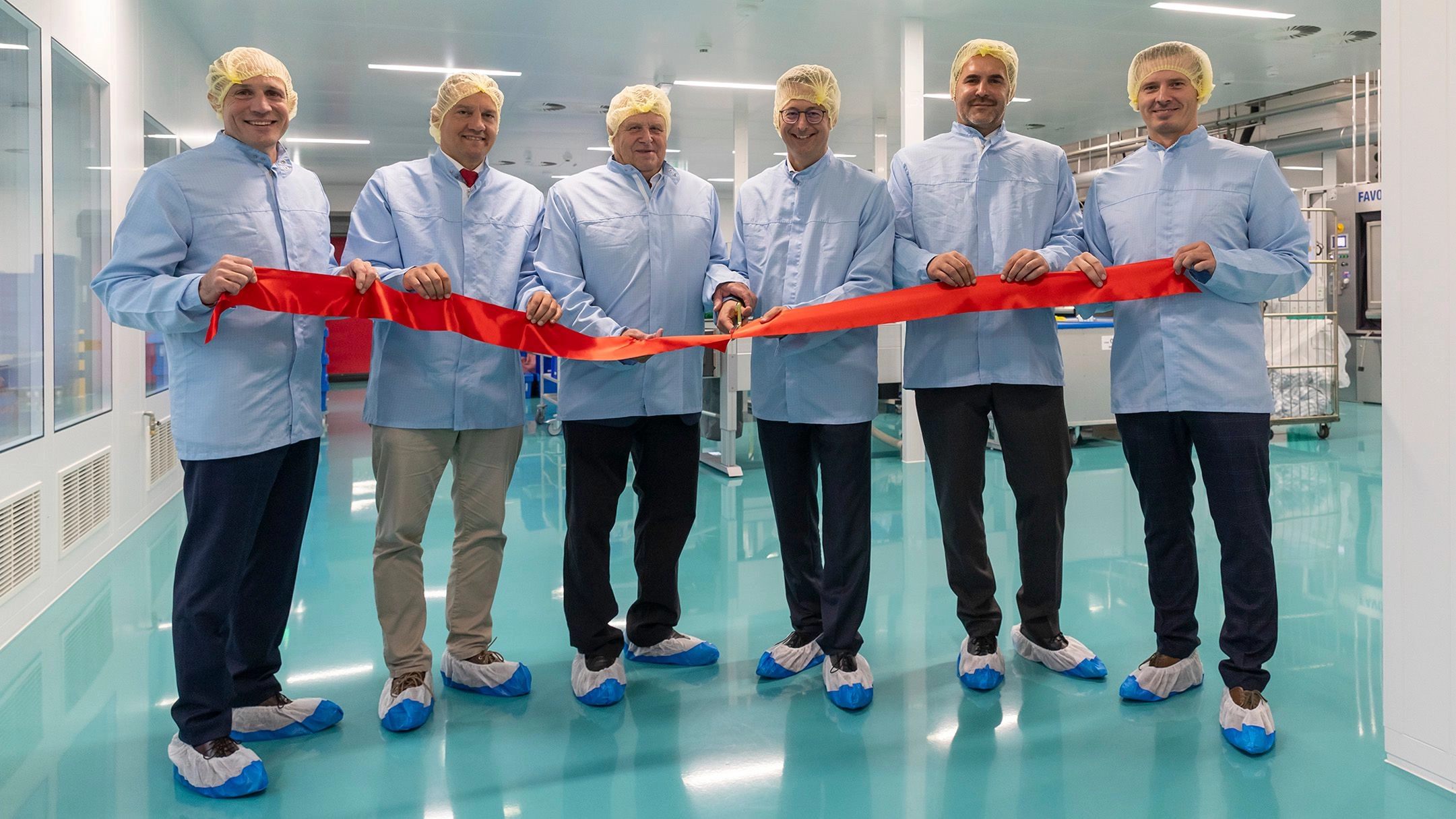 Offizielle Eröffnung des Reinraumbetriebs: Björn Scheel (COO), Dr. Johannes Fechner (MdB), Hugo Wingert (Ortsvorsteher), Dr. Christian Funk (CEO), Dominik Niemeyer (kaufm. Standortleiter), Anton Hardt (Werkleiter) (v.l.n.r.; Foto: BraxArt/Mewa)