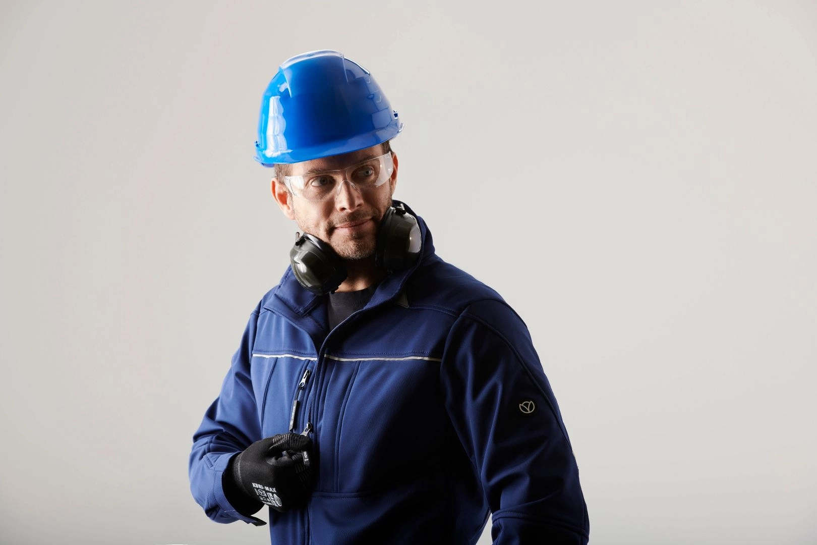 Der aktuelle Mewa Markenkatalog umfasst rund 330 Seiten mit über 10.000 Artikeln, die man bei der Arbeit braucht