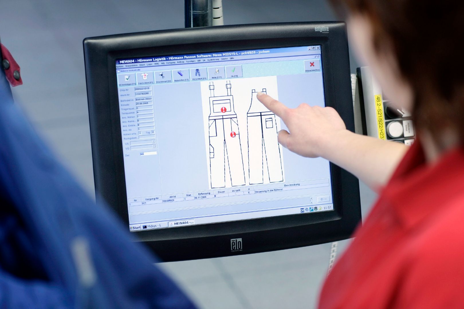 Ogni indumento da lavoro viene lavato e rigorosamente controllato, senza possibilità di essere scambiato grazie a un efficace sistema di codici a barre. (Foto Mewa)