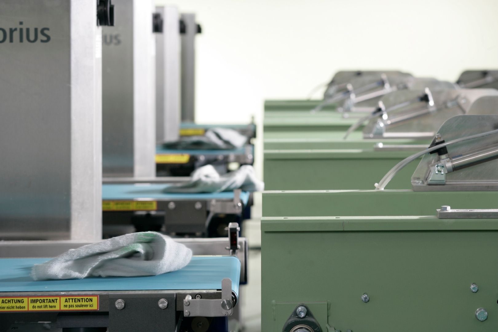 Após cada lavagem, os panos passam por um controlo rigoroso (foto: Mewa)