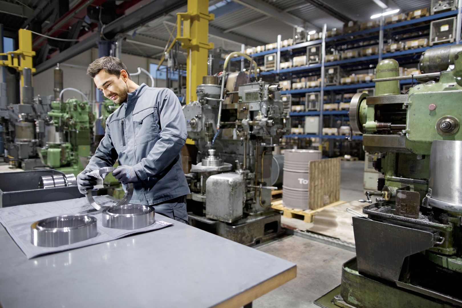 Per assorbire solventi, lubrificanti o sporcizia, Mewa offre diverse tipologie di panni. (©Mewa)