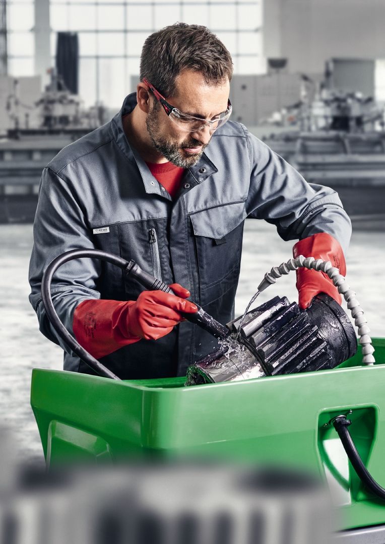 Le lavapezzi a pennello Mewa Eco-Clean sono disponibili nella versione piccola con un piano di lavoro di 70 x 48 cm e una portata di 100 kg e nella versione maxi con un piano di 81 x 52 cm e una portata di 250 kg. (©Mewa)