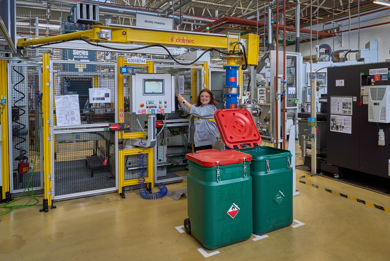 Automatický zdvíhací systém zaisťuje automatické zatvorenie veka, zatiaľ čo vzduchotesné tesnenie zabraňuje vzniku požiaru. 