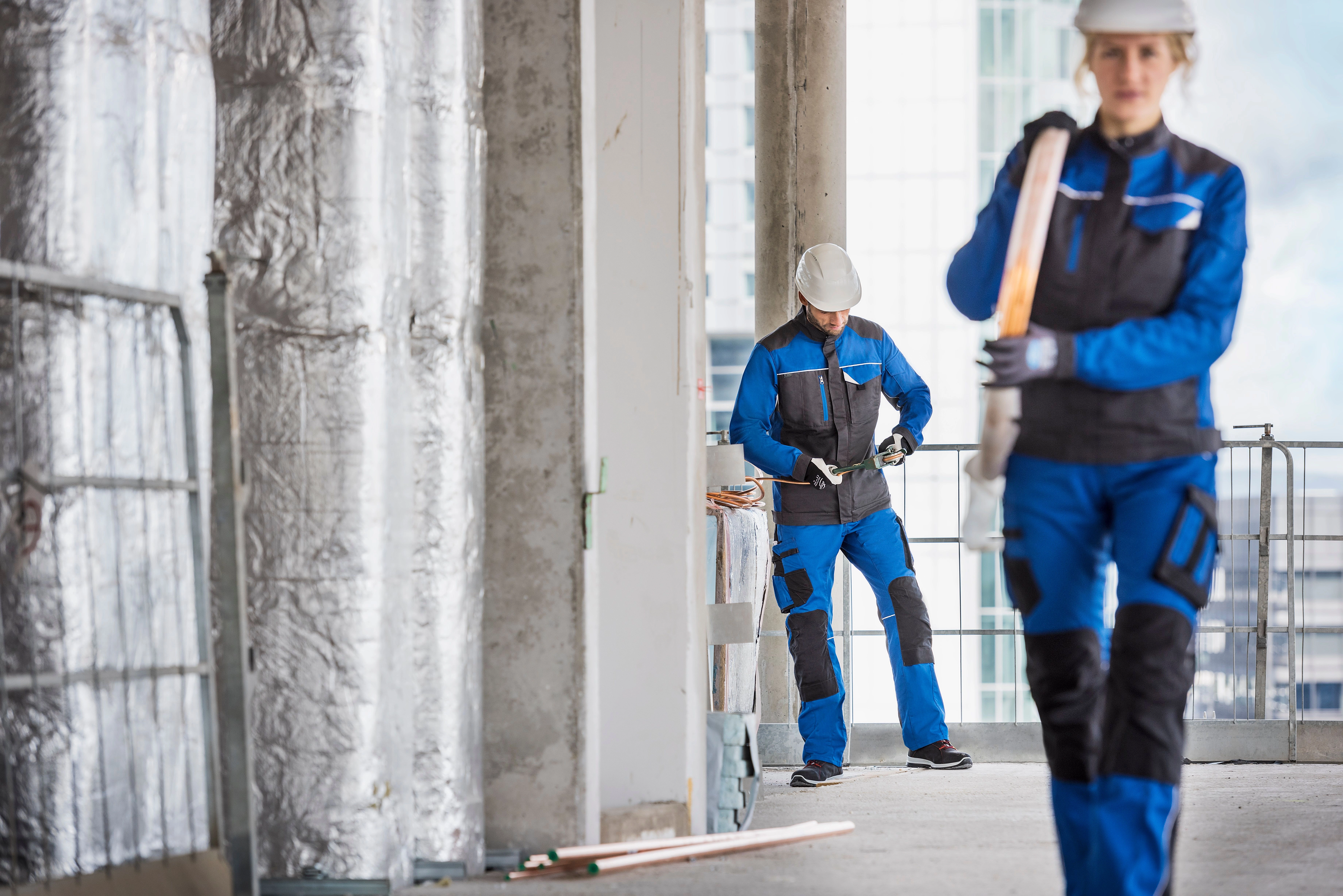 Sempre più donne lavorano nei settori tecnici: anche l’abbigliamento professionale deve tenere conto delle loro esigenze. (Foto: Mewa)
