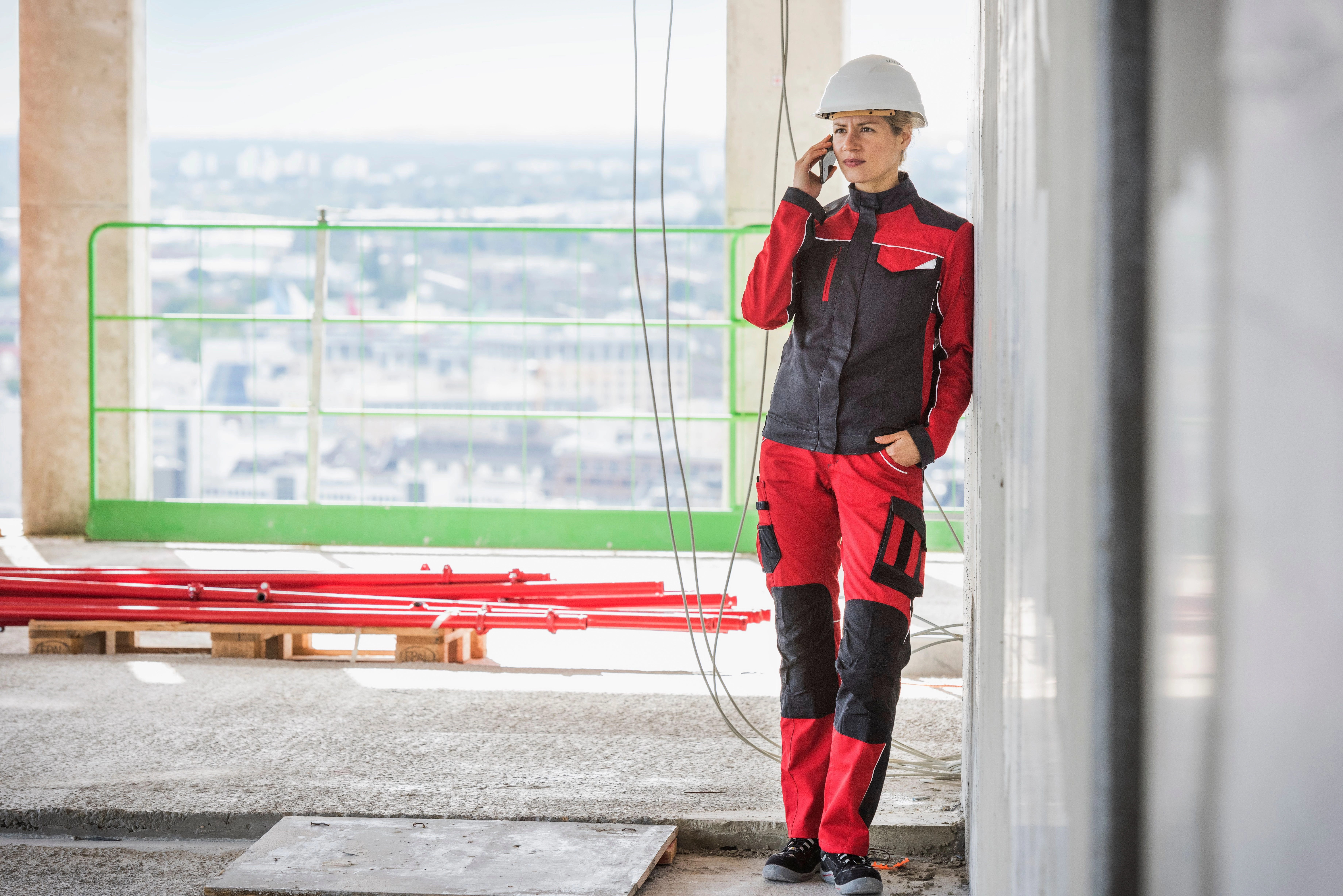 Arbeitskleidung bietet MEWA im Full-Service an: Dieser umfasst das Waschen und Pflegen, Holen  und Bringen sowie die Reparatur der Kleidung. (Fotos: MEWA)