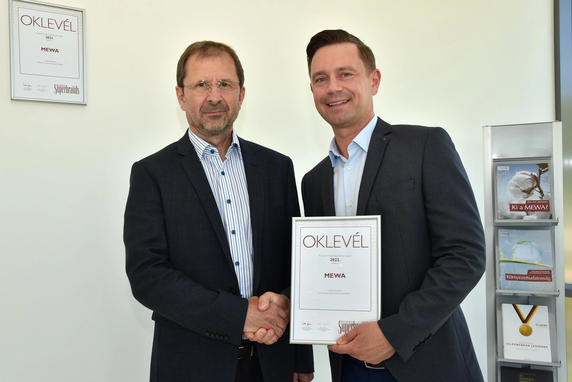 Horváth László, a Mewa magyarországi ügyvezetője (jobbról) és Kövesdy Gábor, a Business Superbrands márkamenedzsere (balról). (Fotó: Mewa)