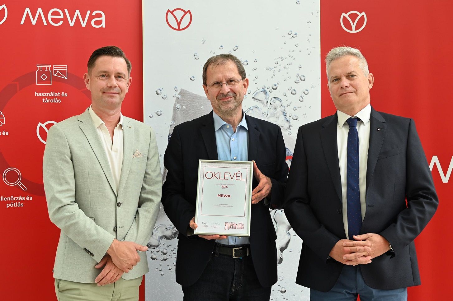 Horváth László üzleti ügyvezető (bal oldalt) és Lopejszky Gábor értékesítési vezető (jobb oldalt) veszik át a Business Superbrands oklevelét Kövesdy Gábortól (középen). (Fotó: Mewa)