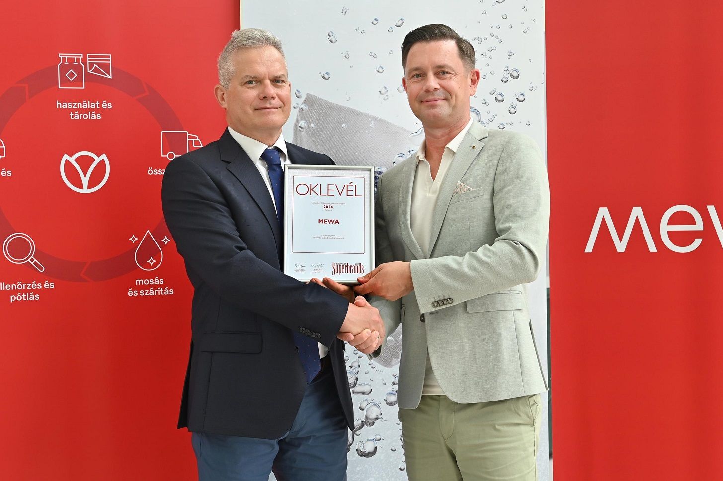 Lopejszky Gábor értékesítési vezető (bal oldalt) és Horváth László üzleti ügyvezető (jobb oldalt) a Business Superbrands oklevelével. (Fotó: Mewa)