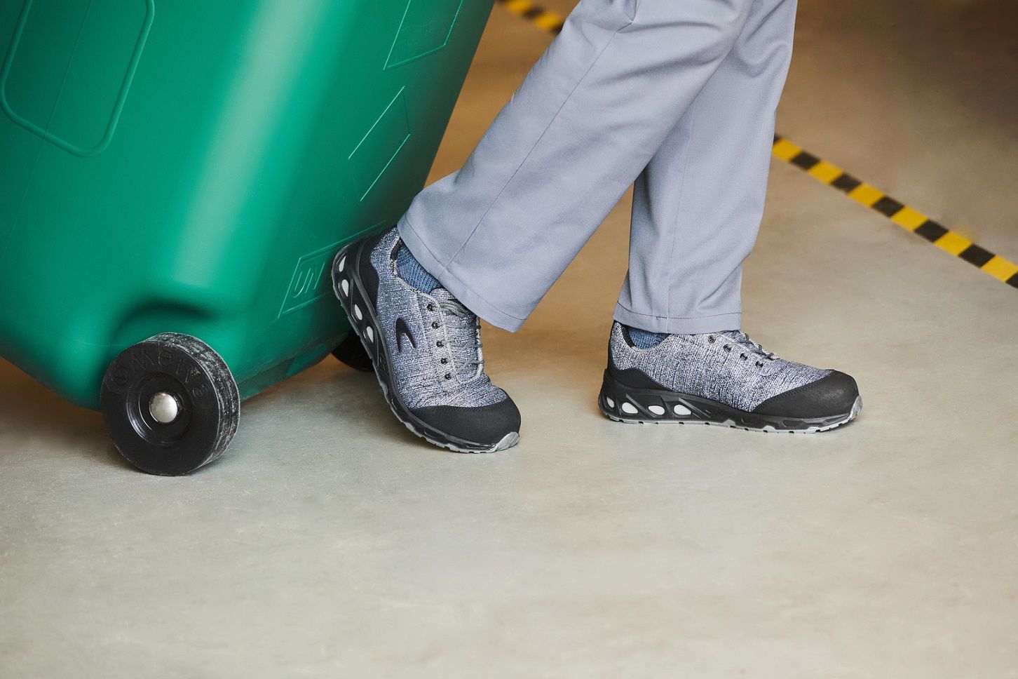 . Az edényekbe integrált kerekek és fogókarok könnyű helyváltoztatást tesznek lehetővé. 