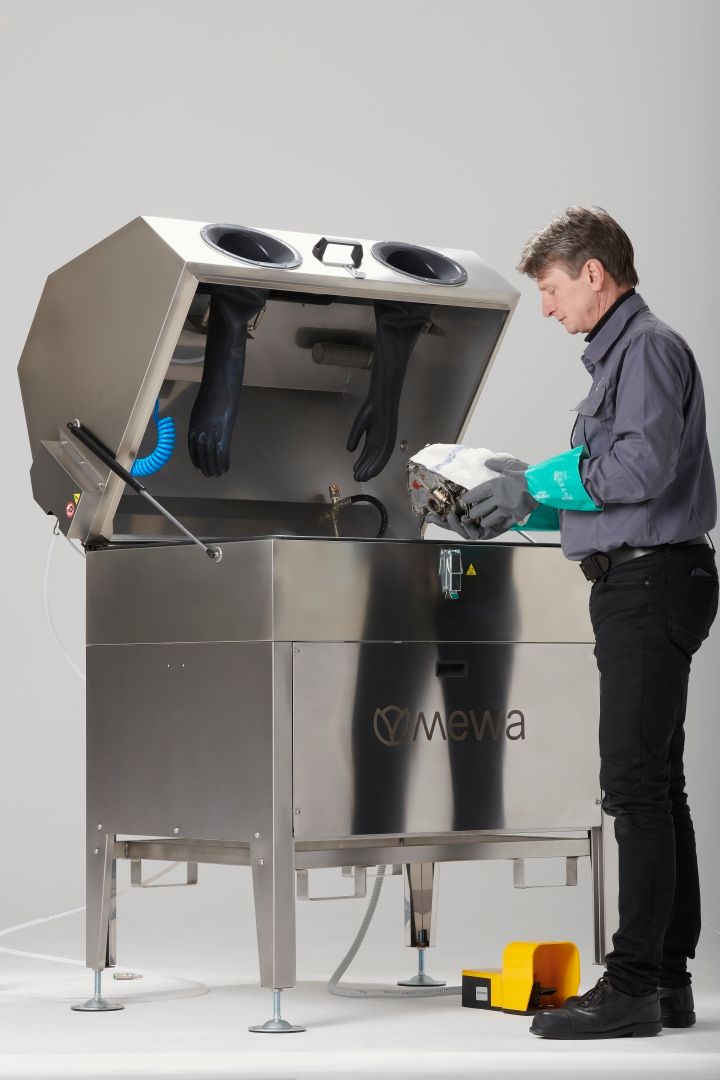 Le idropulitrici Mewa ad alta pressione, una volta chiusa la parte superiore, consentono di pulire rapidamente i componenti, con una pressione massima di 80 bar e una temperatura di pulizia di 40°C. (©Mewa)