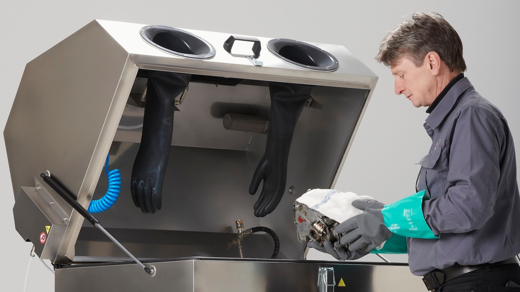 A Mewa nagynyomású alkatrésztisztítói a zárt munkatérben alkalmazott akár 80 bar nyomással és 40°C  hőmérséklettel igen gyors tisztítást tesznek lehetővé 