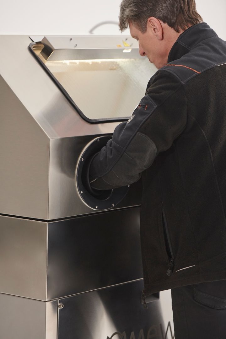 Bei den Mewa Hochdruck-Teilereinigern wird die Reinigungswirkung durch einen Druck von 80 Bar verstärkt. (Foto: Mewa)