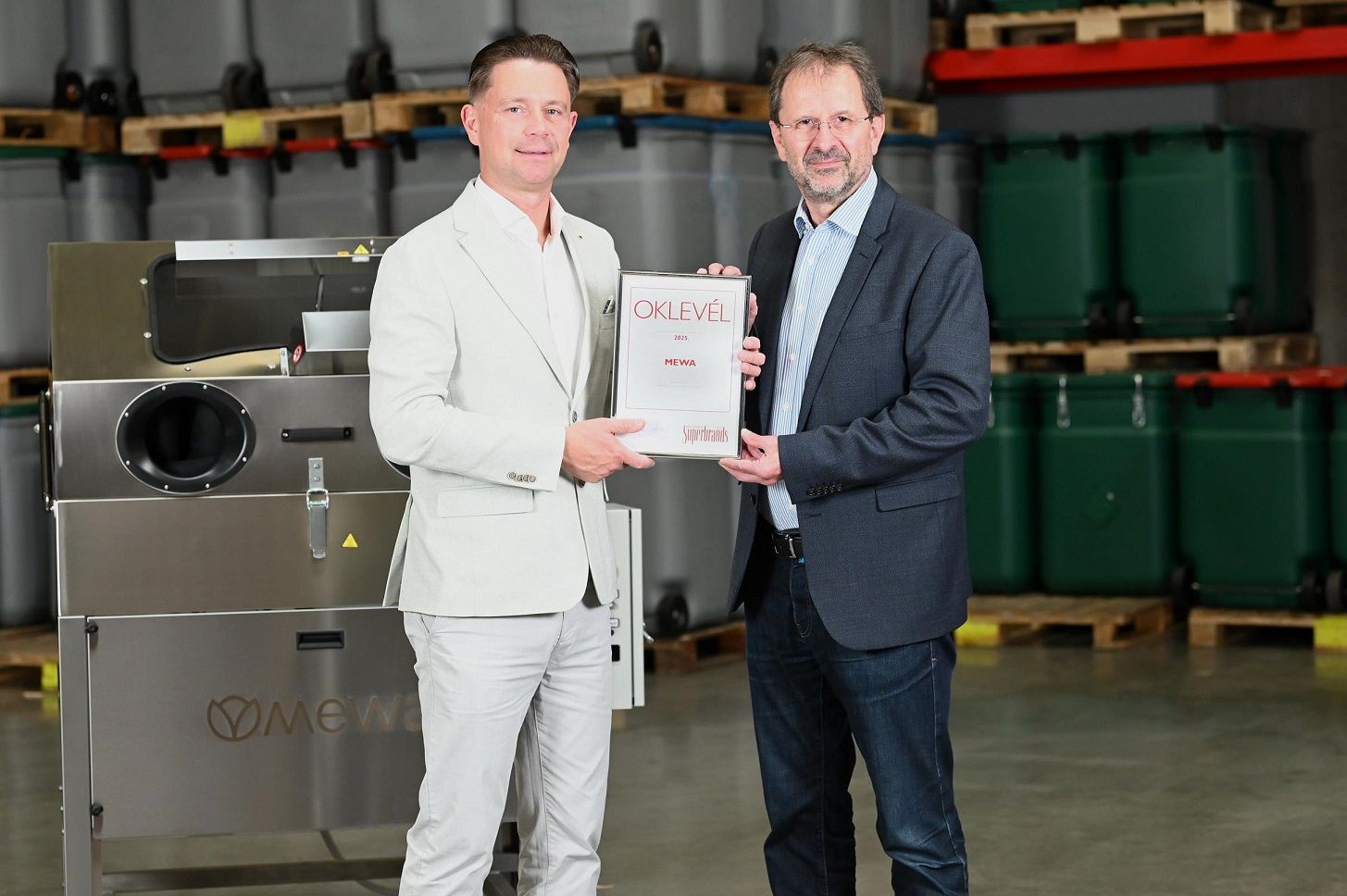 Horváth László üzleti vezető (bal oldalon) és  Kövesdy Gábor Superbrands menedzser (jobb oldalon) a Business Superbrand diplomával (Fotó: Mewa)