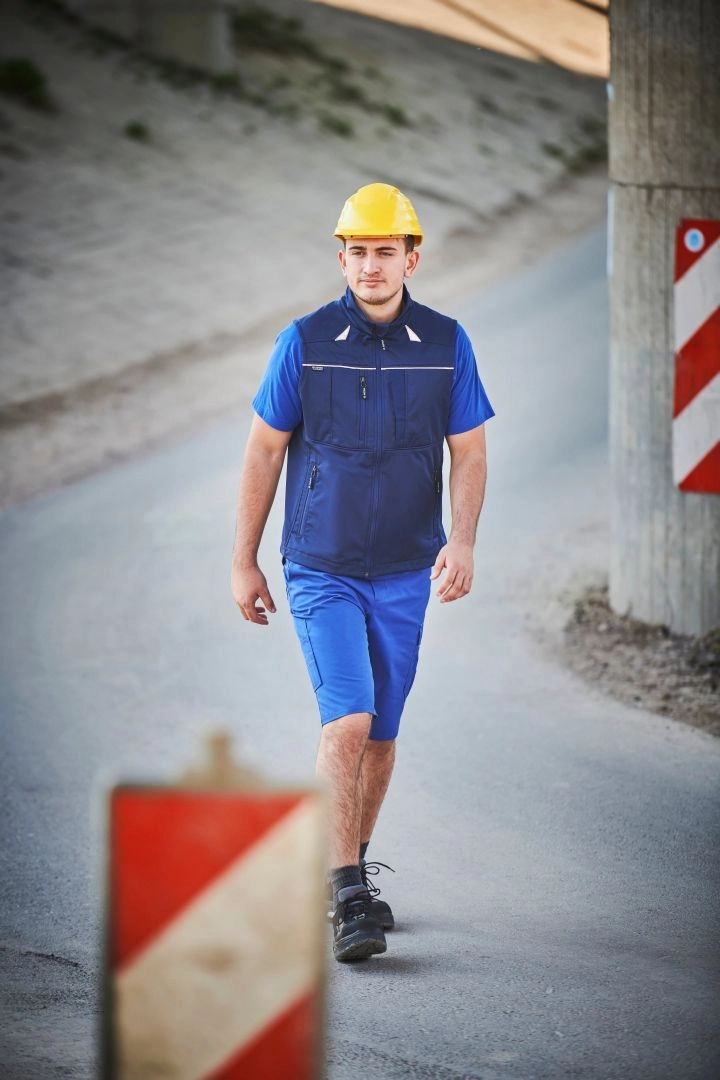 T-shirts et shorts pour l’été: les vêtements de travail professionnels assurent à la fois élégance et confort. 
