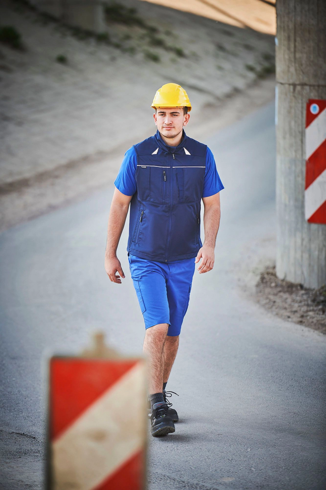 Shirt und Short für den Sommer: Professionelle Berufskleidung verbindet den seriösen Auftritt am Arbeitsplatz mit einem angenehmen Tragegefühl