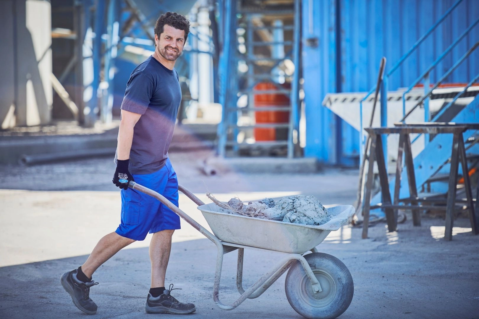 T-shirts et shorts pour l’été: les vêtements de travail professionnels assurent à la fois élégance et confort. 