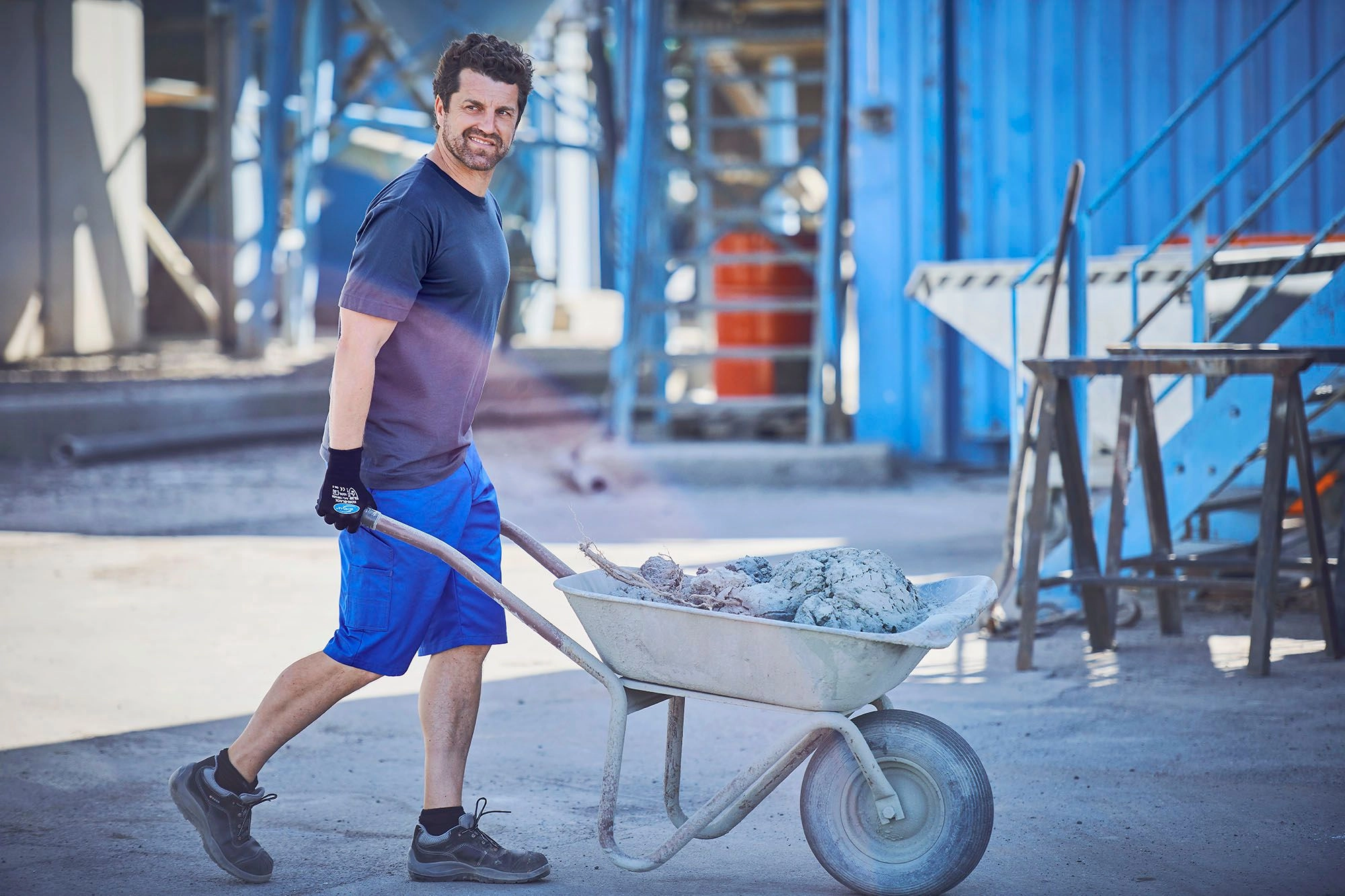 Shirt und Short für den Sommer: Professionelle Berufskleidung verbindet den seriösen Auftritt am Arbeitsplatz mit einem angenehmen Tragegefühl