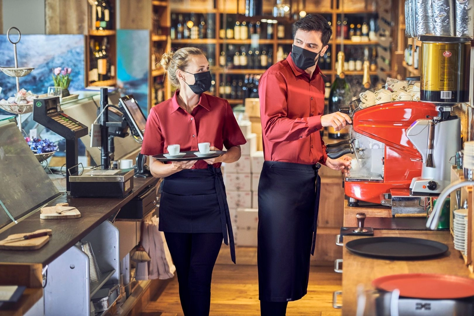 Funktionale Details: Dehnbare Piqué-Einsätze, Belüftungsfalte im Rücken, stabile Druckknöpfe, seitliche Leistentaschen, Einschub für Namensschild und andere Features unterstützen bei der Arbeit.