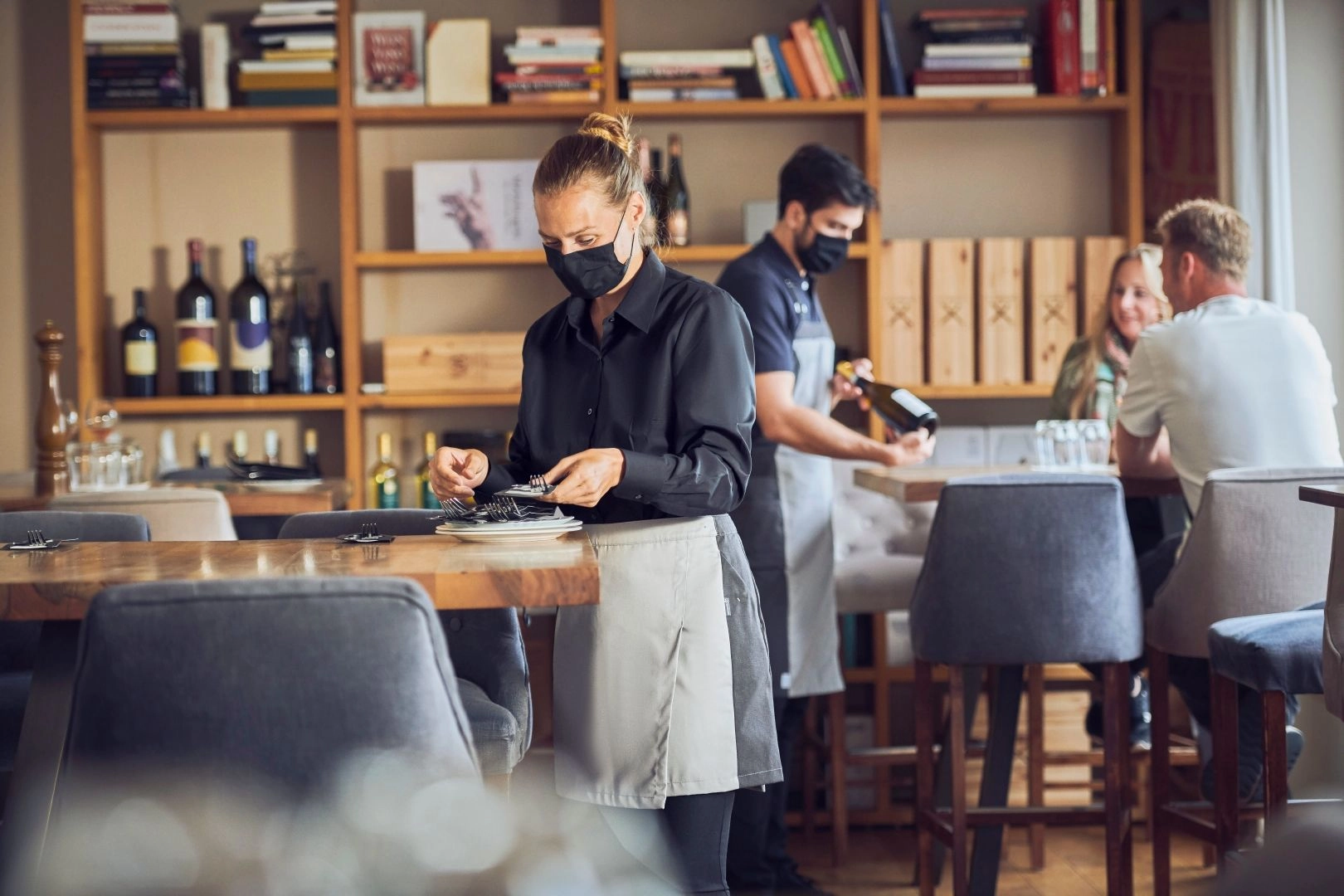 Arbeit. Jacke, Weste, Latz-, Rock- und Bistroschürze lassen sich mit dem Basissortiment von Mewa kombinieren