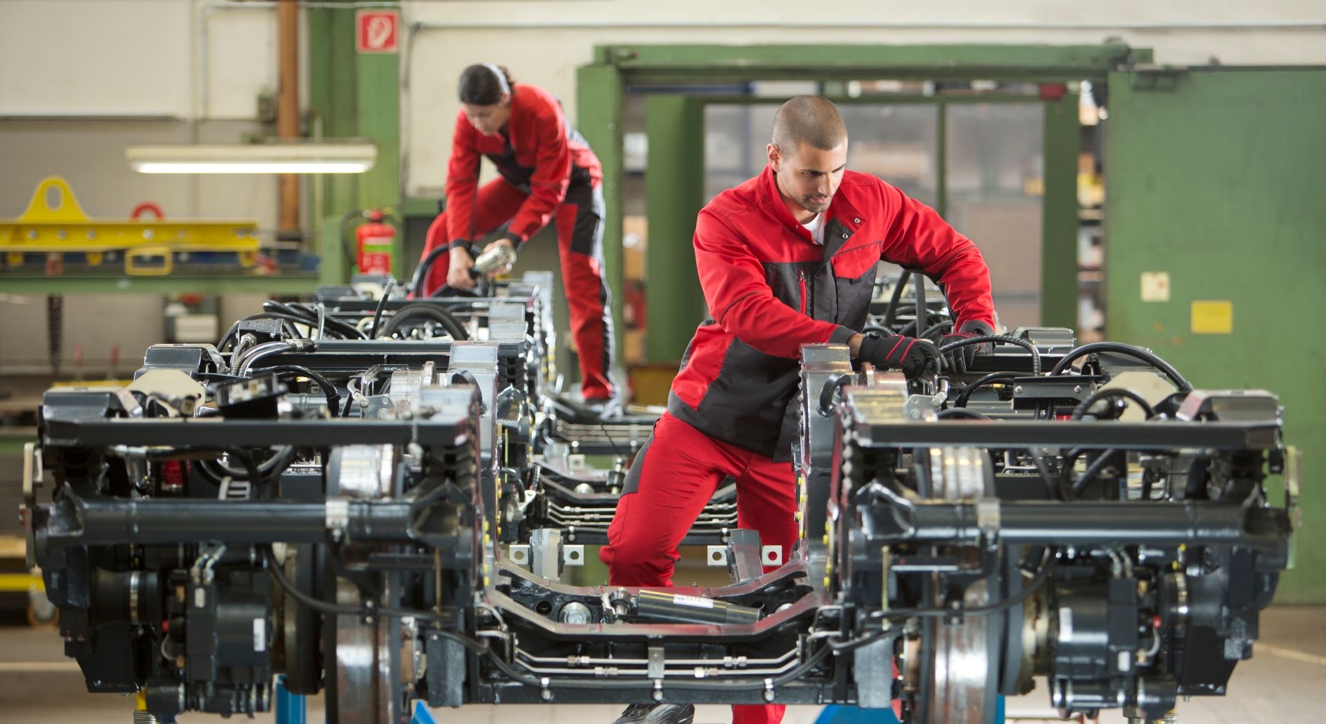 Mewa Dynamic Industry: la linea di abbigliamento da lavoro confortevole e moderna, che garantisce libertà di movimento agli operatori che la indossano.  