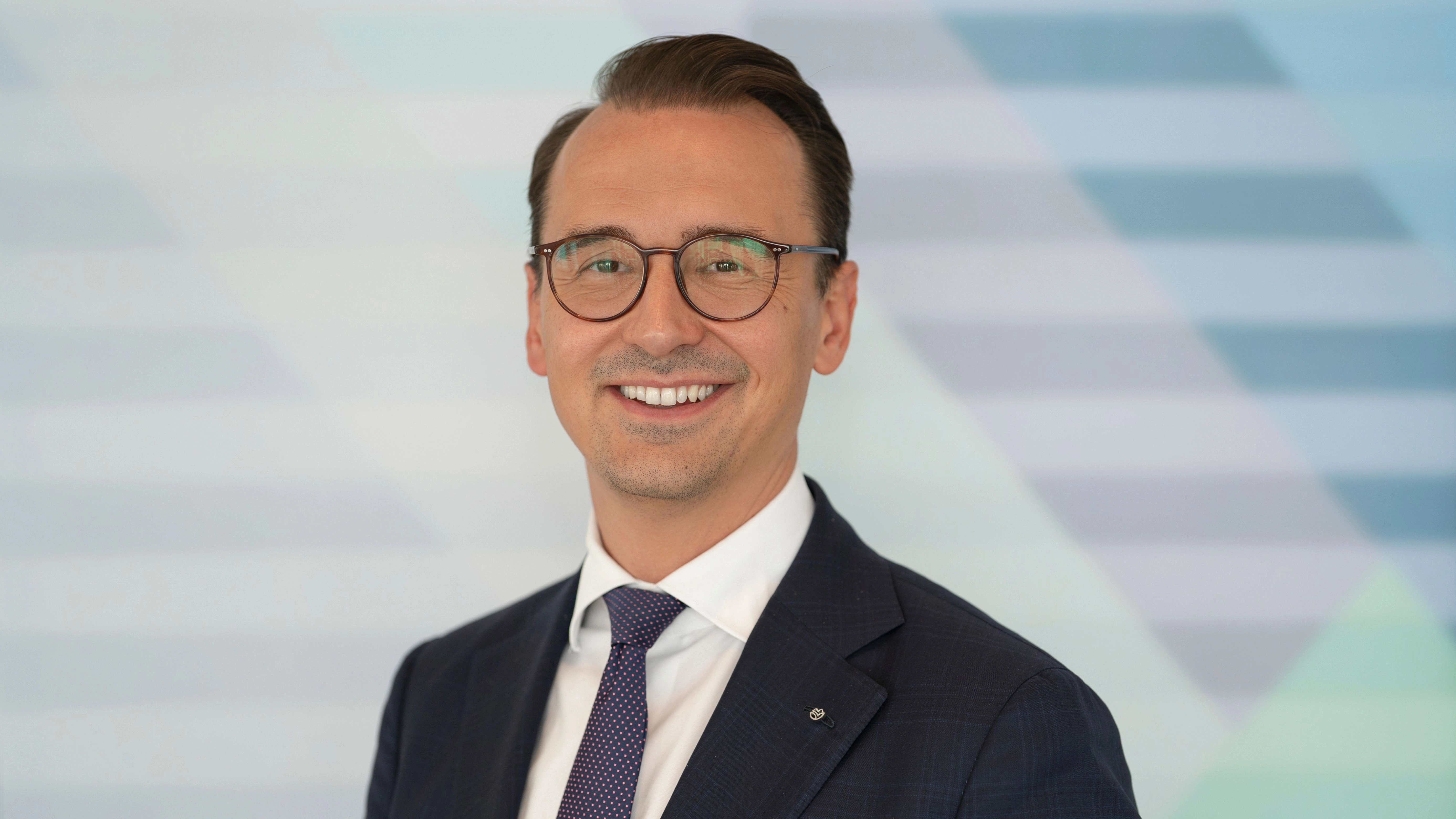 Mit Wirkung zum 1. Oktober 2025 hat der Aufsichtsrat der MEWA Textil-Service SE Waldemar Feldbusch (41) als Chief Financial Officer (CFO) in den Vorstand berufen. 