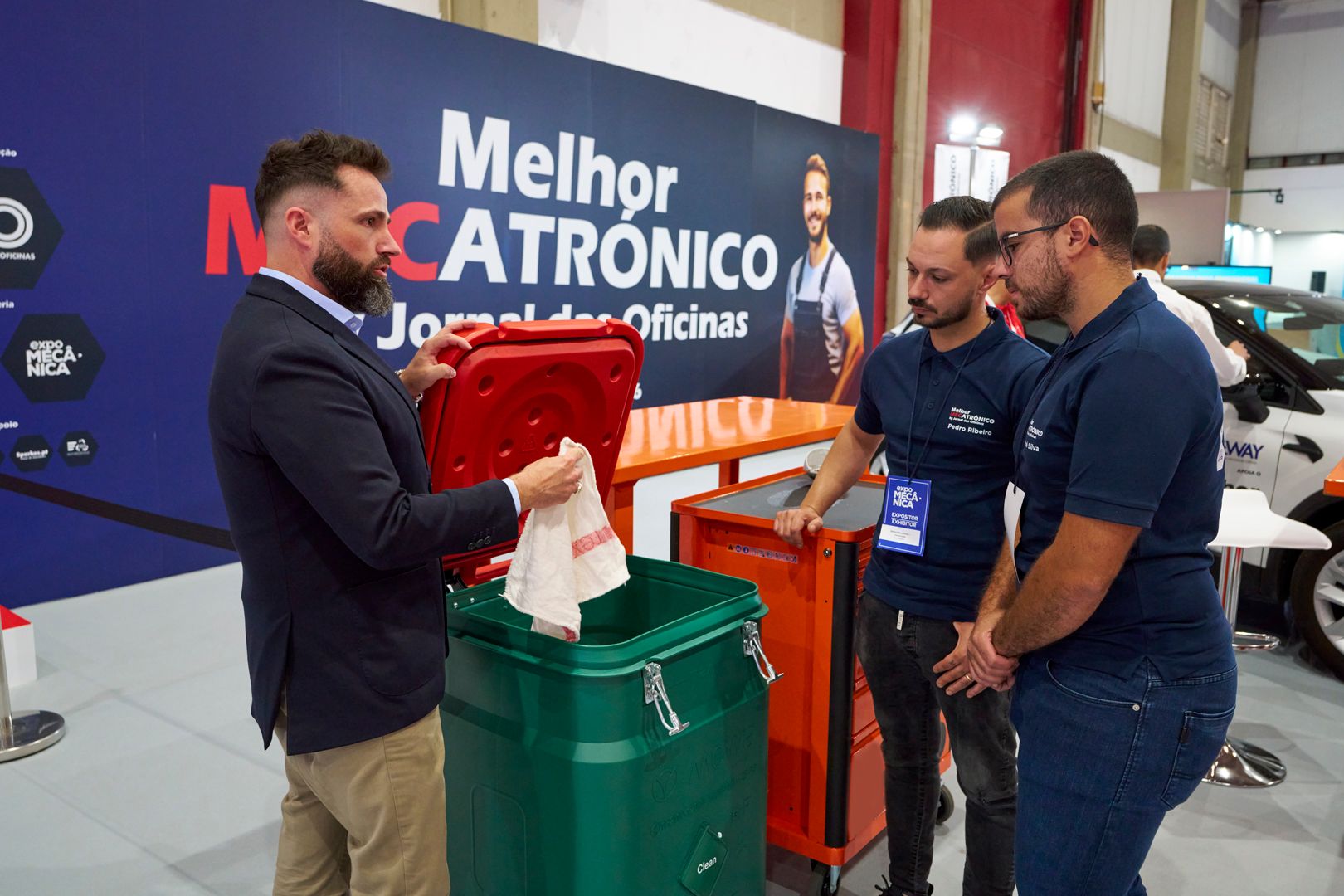 Javier Fernández mostra aos finalistas, Pedro Ribeiro (ao centro) e André Silva, o pano de limpeza e o contentor de segurança (foto: Mewa)