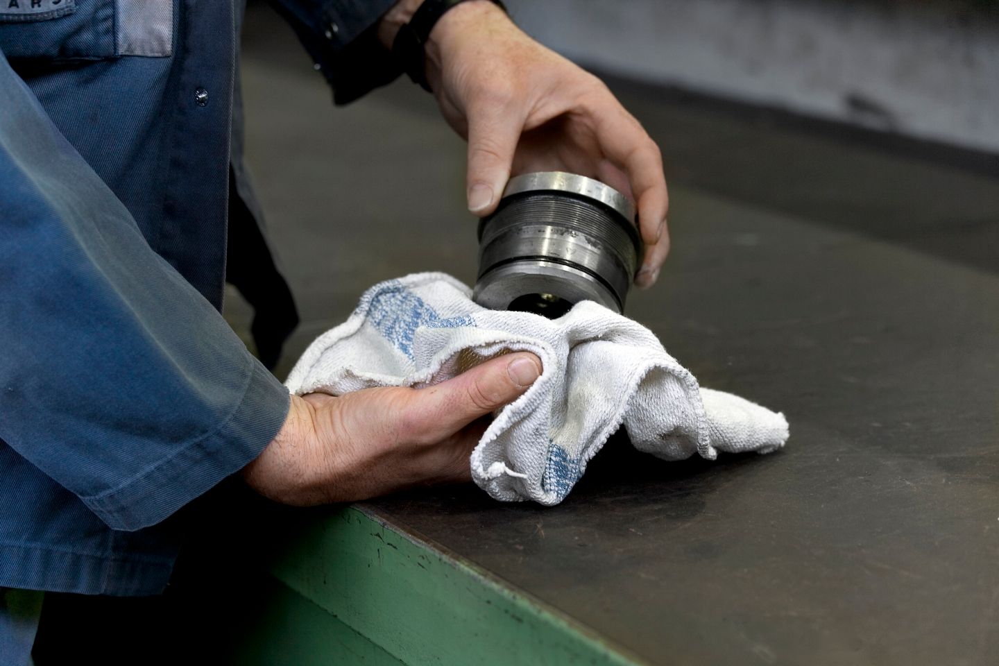 Les lavettes MEWA dans le service de location maintiennent les exploitations industrielles et artisanales propres et préservent l'environnement. Photos : MEWA