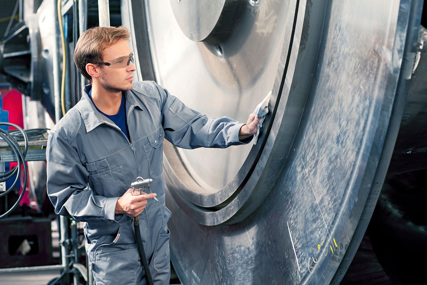 Máquinas e ferramentas podem ser cuidadosamente limpas com os panos de limpeza da MEWA. Cada pano pode ser lavado até 50 vezes e, quando estiver na altura da reforma, é reciclado (Foto: MEWA)