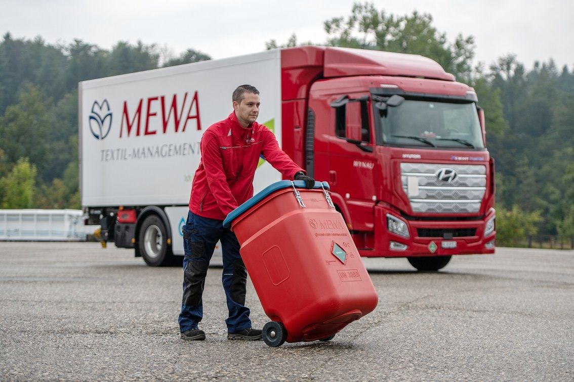 Le conteneur de sécurité SaCon à fermeture hermétique fait partie du système de lavettes MEWA.