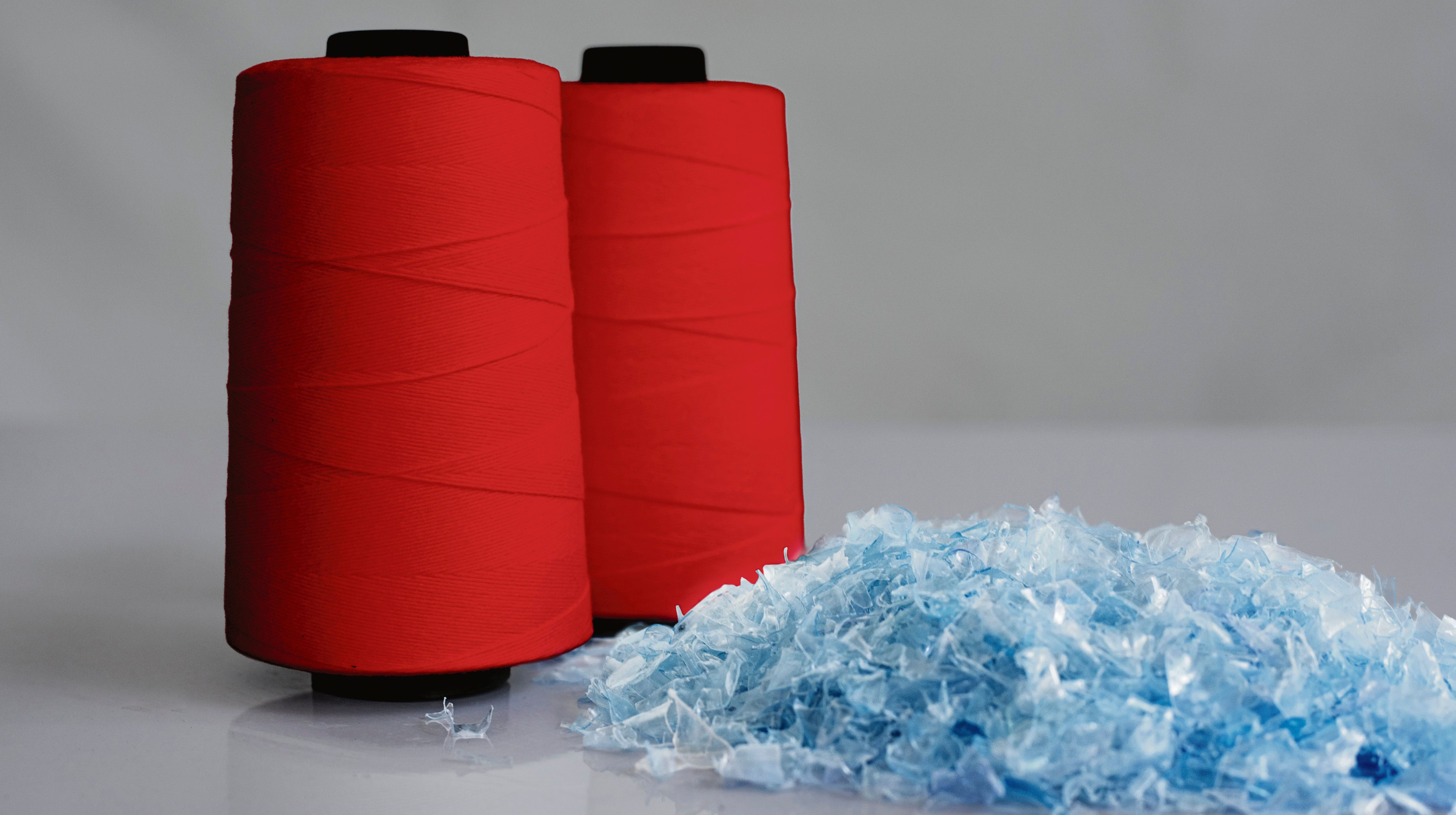 Das Projekt „TheKey“ hat sich zum Ziel gesetzt, durch Schlüsselinnovationen Polyester-Baumwoll-Mischgewebe vollständig zu recyceln und eine nachhaltige Nutzung dieser Materialien zu ermöglichen (Bild: RecycleMan / iStock / Getty Images Plus) 