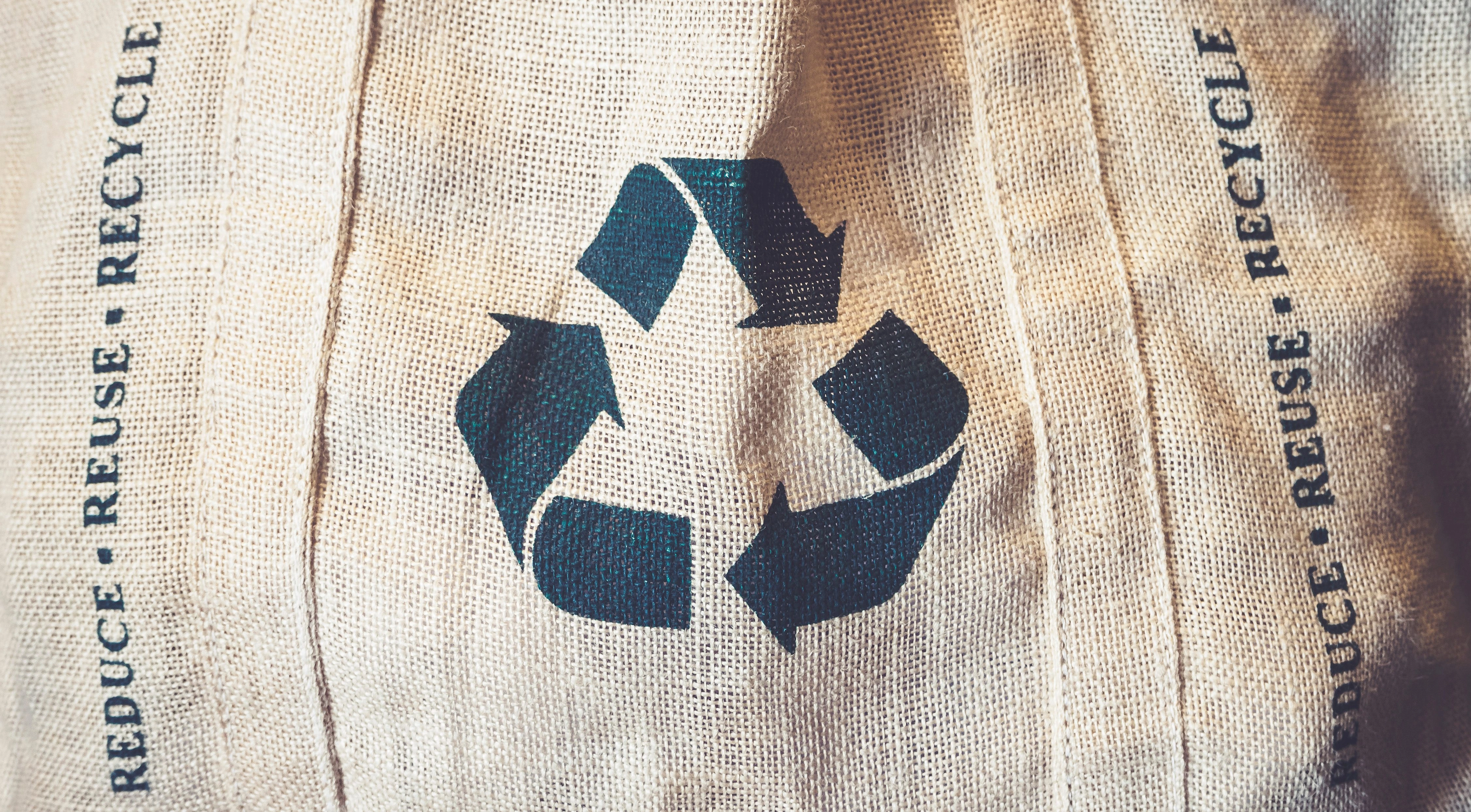 Auch im Textilbereich gilt: Je länger Produkte genutzt werden, desto geringer sind Ressourcenverbrauch und Abfallaufkommen. (Bild: VTT Studio / iStock / Getty Images Plus) 