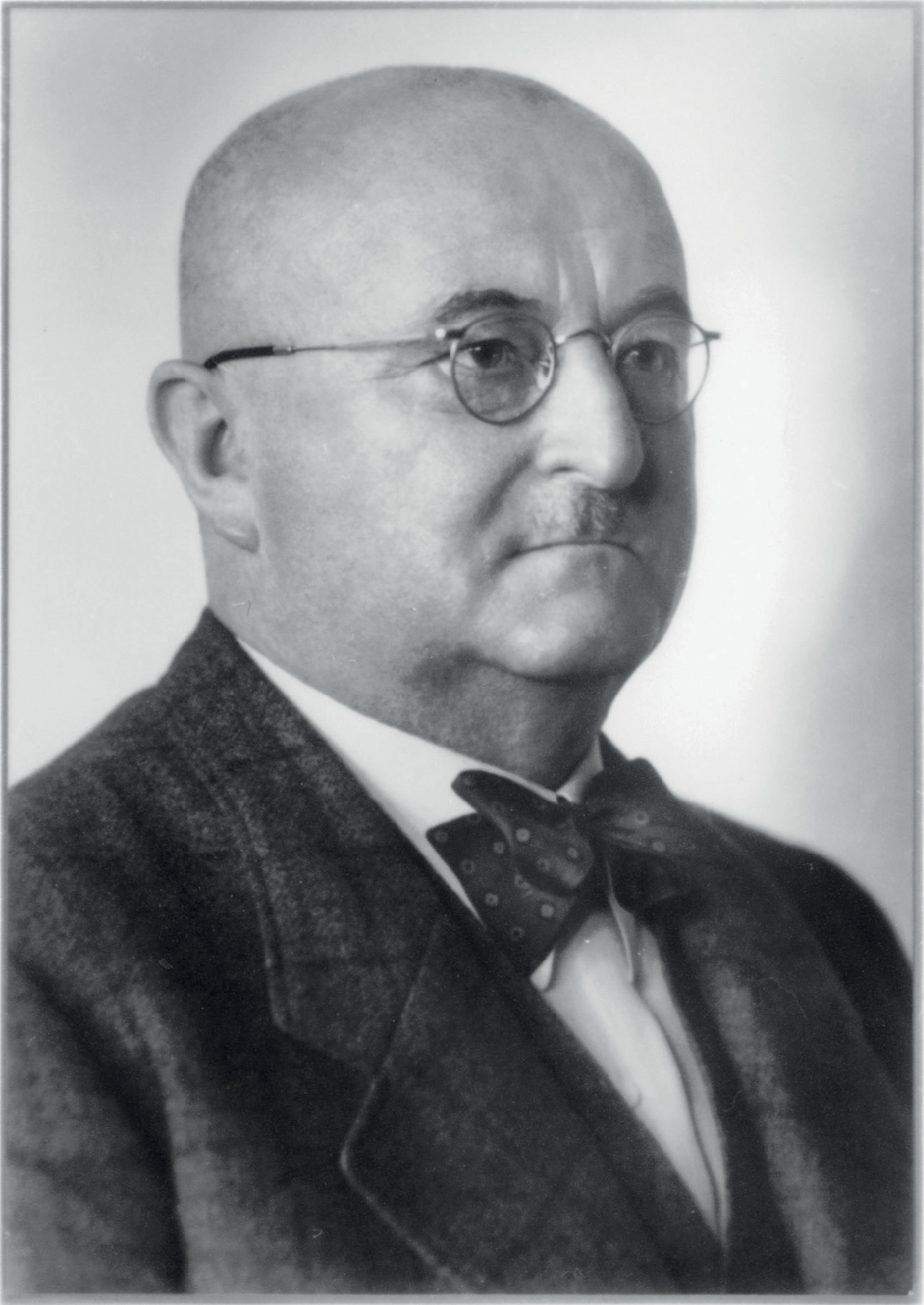 Gründung: Hermann Gebauer gründet 1908 die „Mechanische Weberei Altstadt GmbH“ in Ostritz-Altstadt bei Görlitz, Sachsen