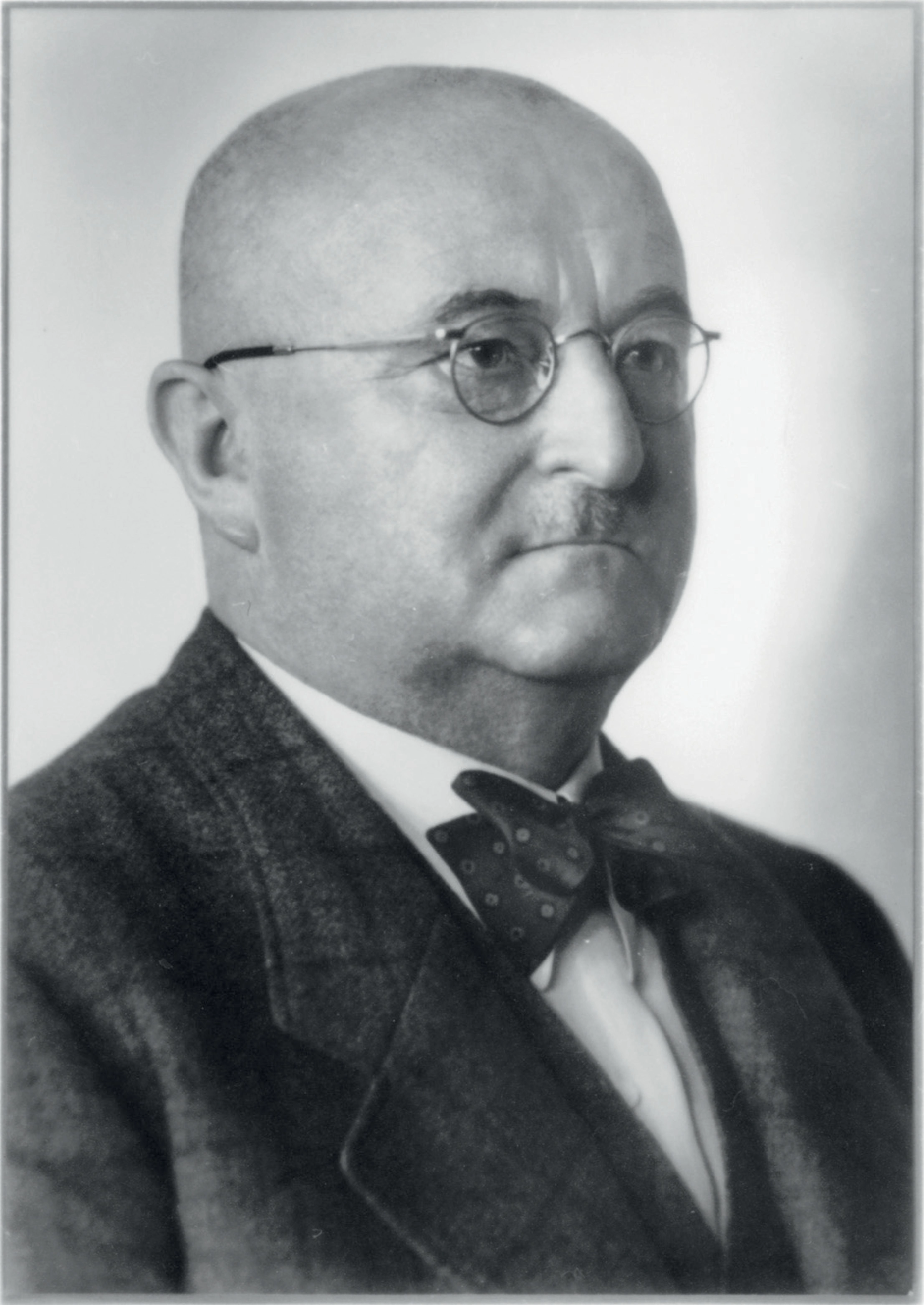 Založení: Hermann Gebauer založil v roce 1908 společnost „Mechanische Weberei Altstadt GmbH“ v Ostritz-Altstadtu u Görlitzu v Sasku