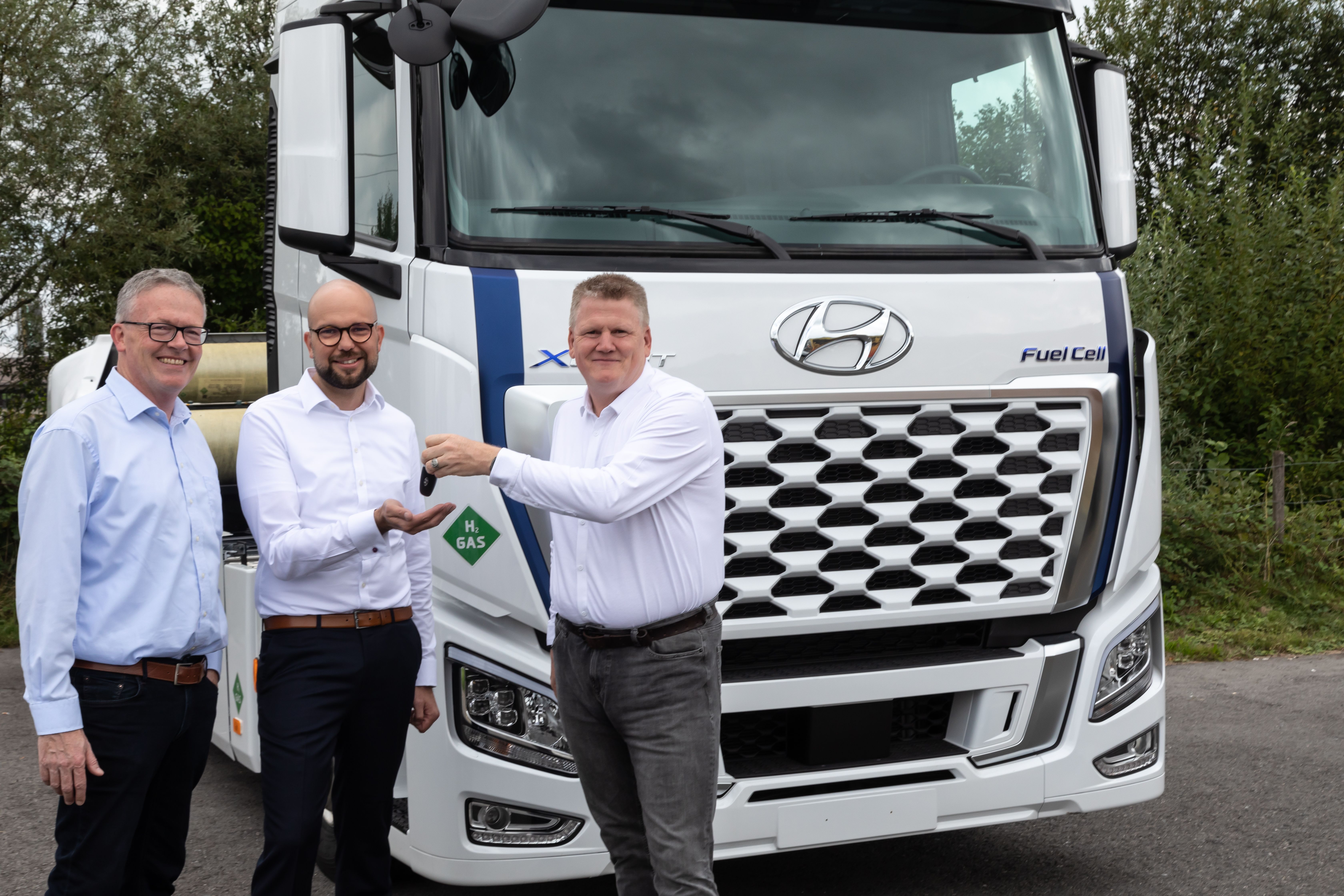 Mewa übergibt ersten Hyundai 4x2 Wasserstoff-Lkw für Deutschland an Aufbauer © lindholmfoto.ch