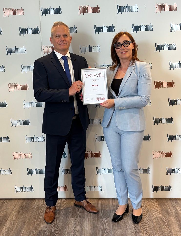 Schiebelhut Nóra, a magyarországi Mewa ügyvezetője, és Lopejszky Gábor értékesítési vezető a Business Superbrands oklevéllel
