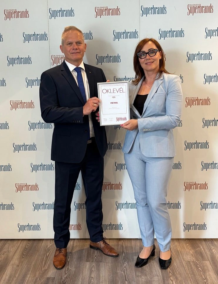 Schiebelhut Nóra, a magyarországi Mewa ügyvezetője, és Lopejszky Gábor értékesítési vezető a Business Superbrands oklevéllel